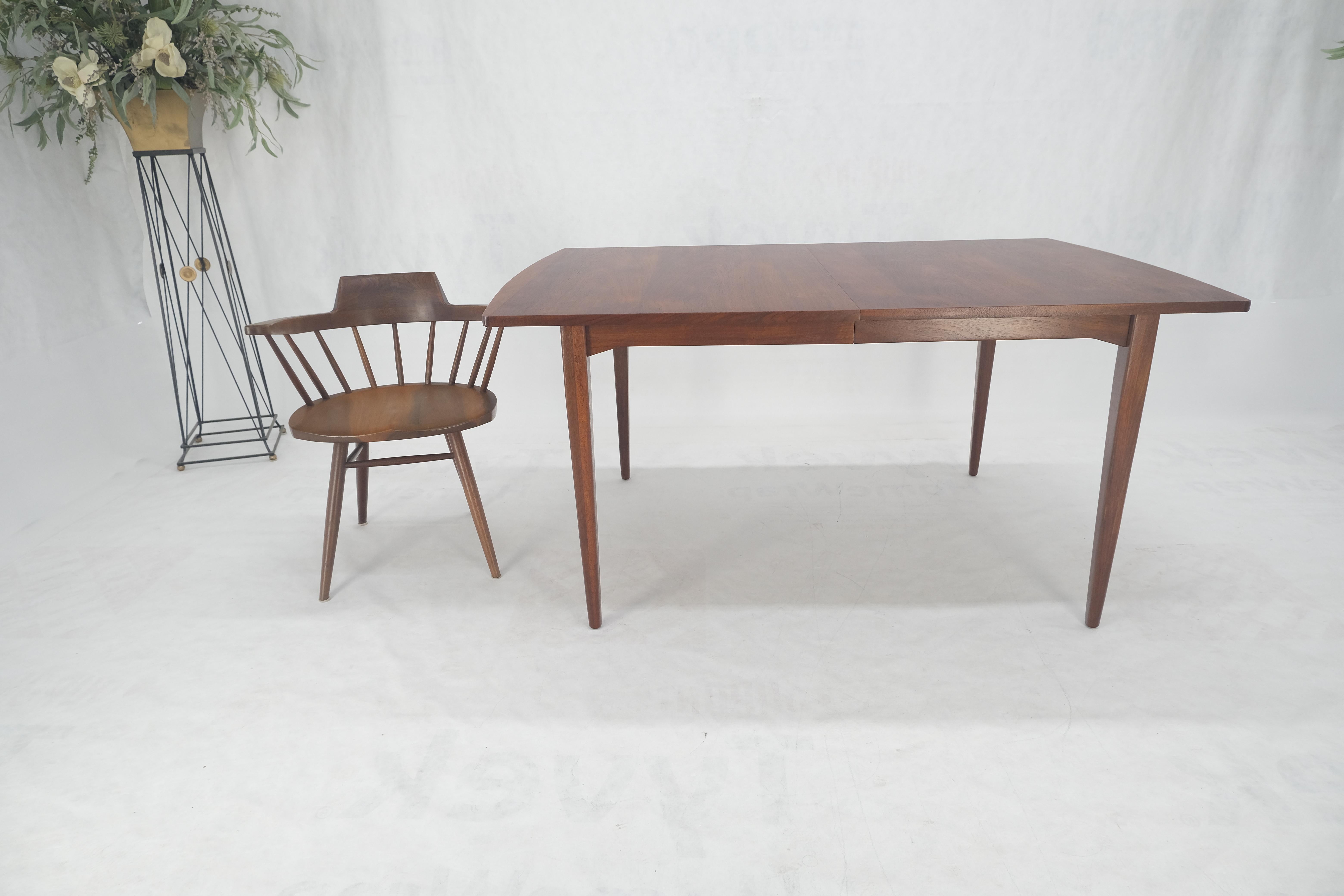 Mid-Century moderno Tavolo da pranzo danese in noce della metà del secolo scorso con gambe affusolate e due foglie MINT! in vendita
