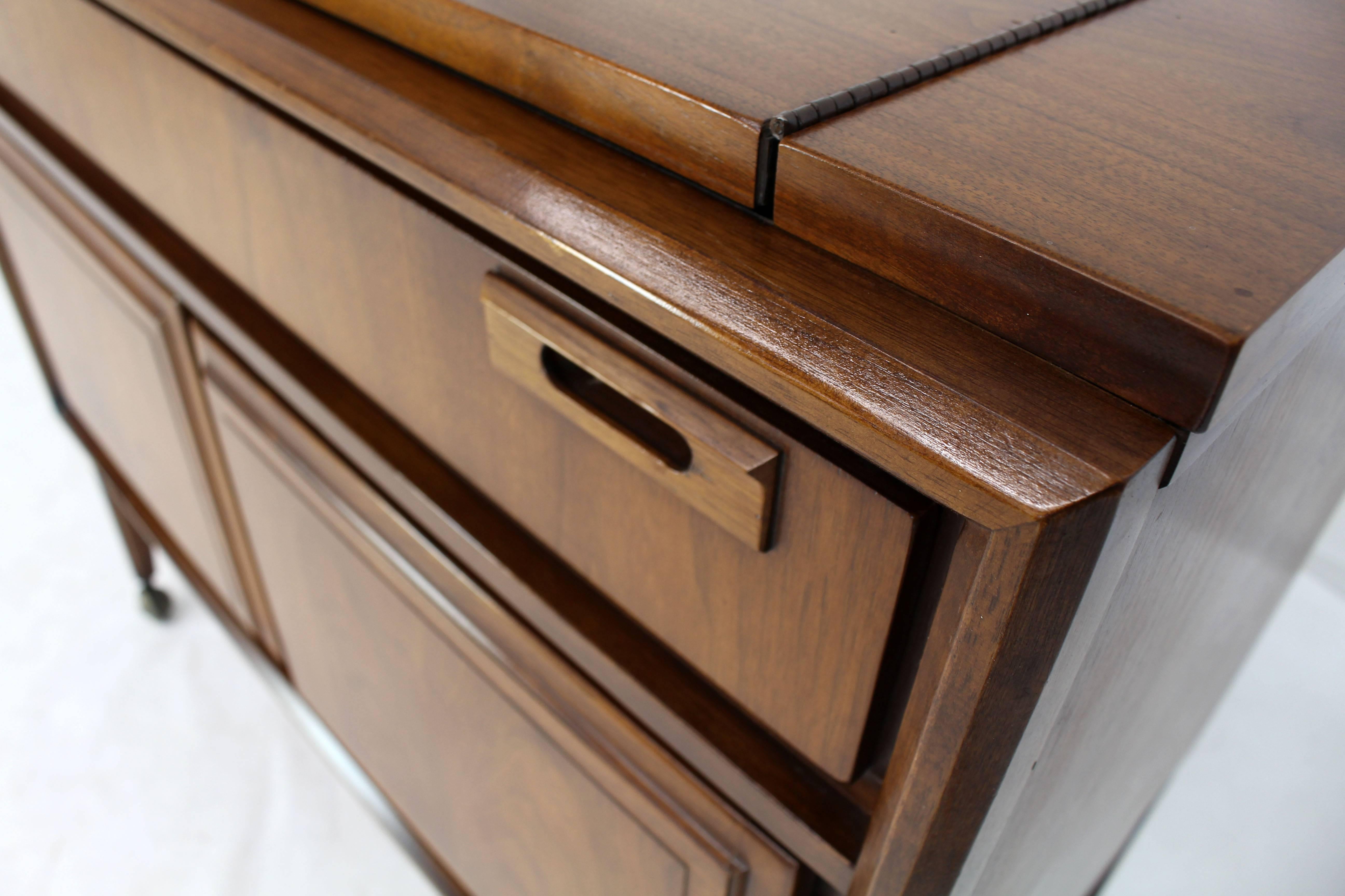 Danish Mid-Century Modern Walnut Flip Top Server Bar In Excellent Condition In Rockaway, NJ