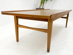Table basse rectangulaire danoise moderne du milieu du siècle en noyer avec bord roulé menthe !