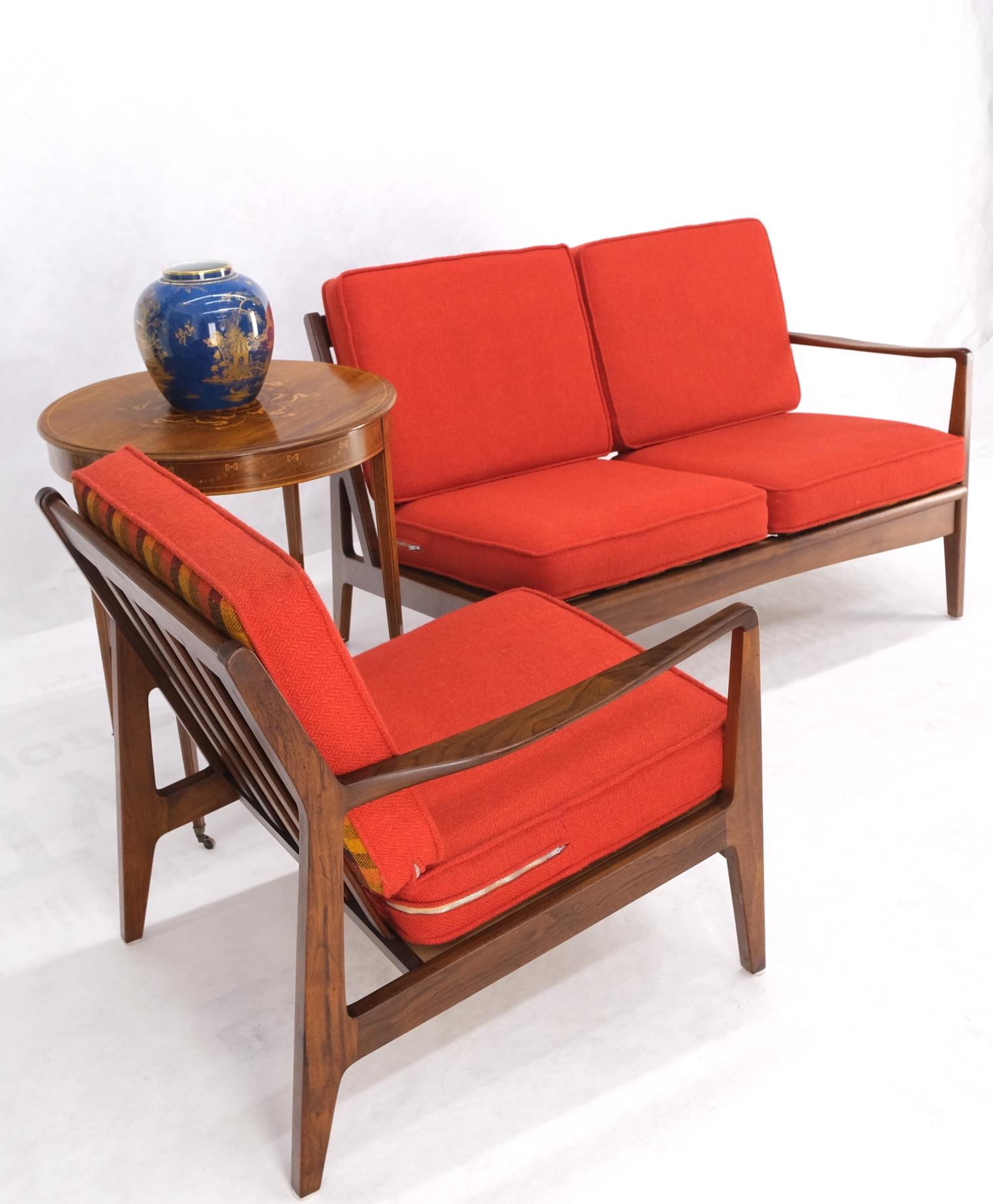 Ensemble de fauteuils de salon danois en noyer, de style moderne du milieu du siècle, avec causeuse et canapé. Les dimensions de la liste reflètent la longueur combinée.

Le siège long mesure 29'' x 46'' × 28'' Hauteur du siège : 16''
Le siège
