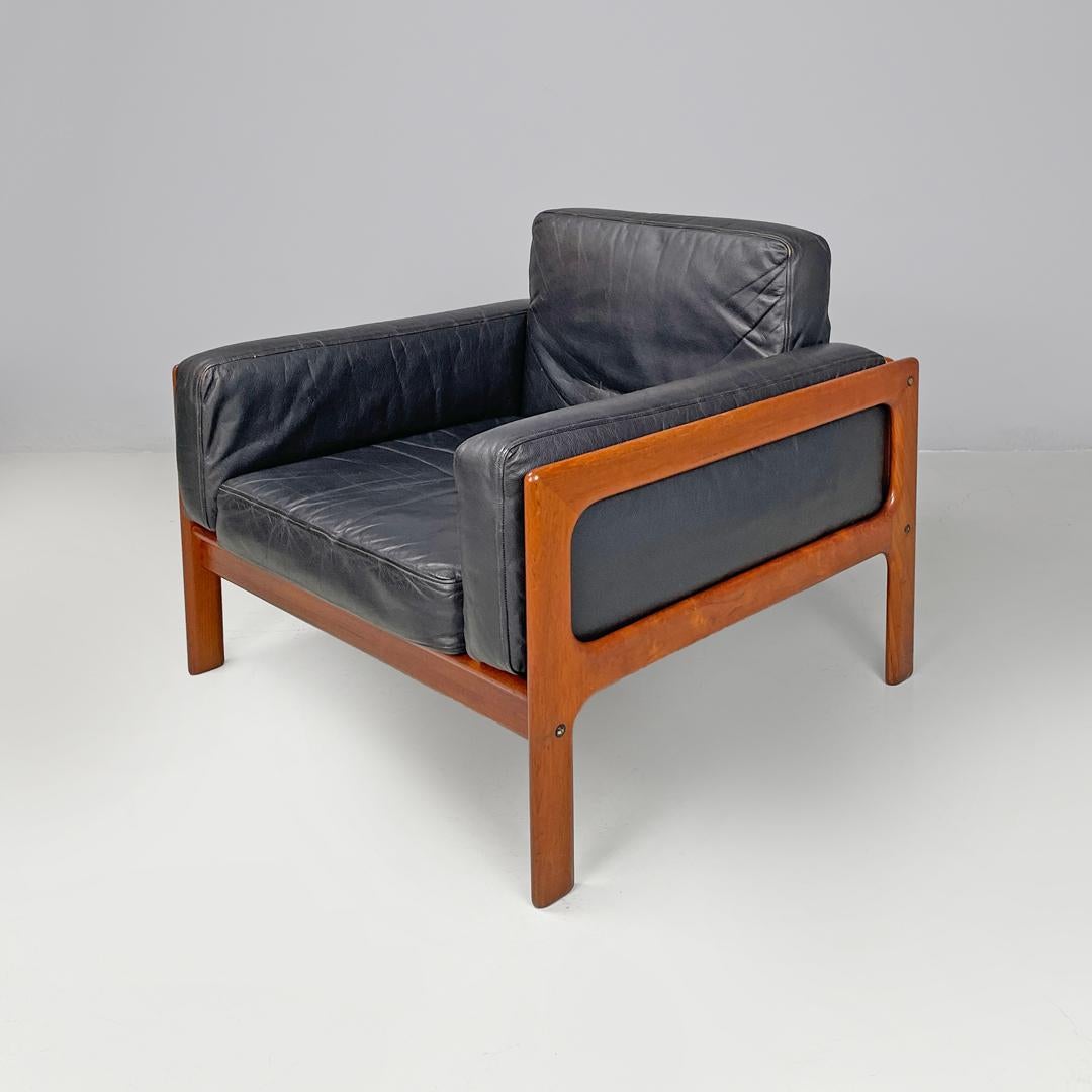 Danish mid-century modern wood and black leather armchairs, 1960s In Good Condition For Sale In MIlano, IT