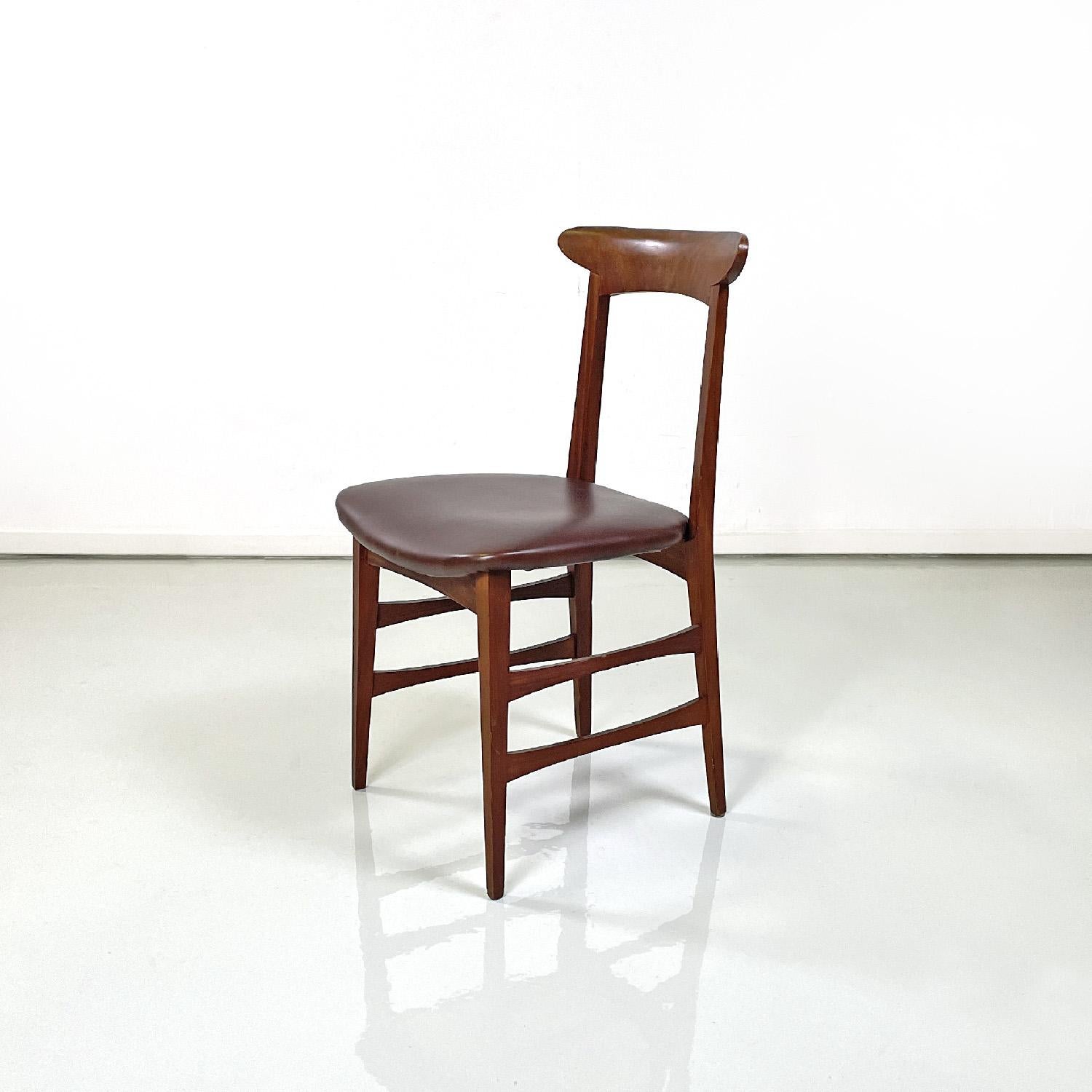 Dänische Stühle aus Holz und braunem Leder aus der Mitte des Jahrhunderts, 1950er Jahre
Satz von sechs Stühlen mit Holzstruktur. Die Rückenlehne ist geschwungen und hat eine längliche und abgerundete Form an den Seiten, die Beine haben einen