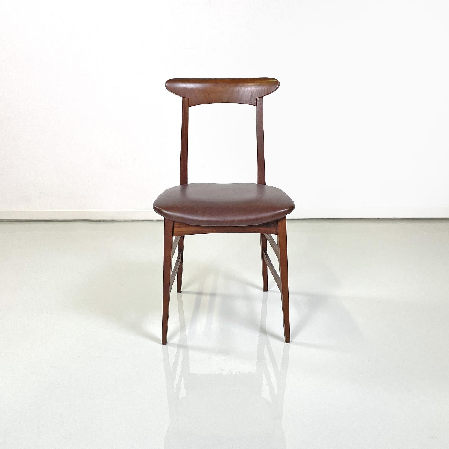 Dänische Stühle aus Holz und braunem Leder aus der Mitte des Jahrhunderts, 1950er Jahre (Moderne der Mitte des Jahrhunderts) im Angebot