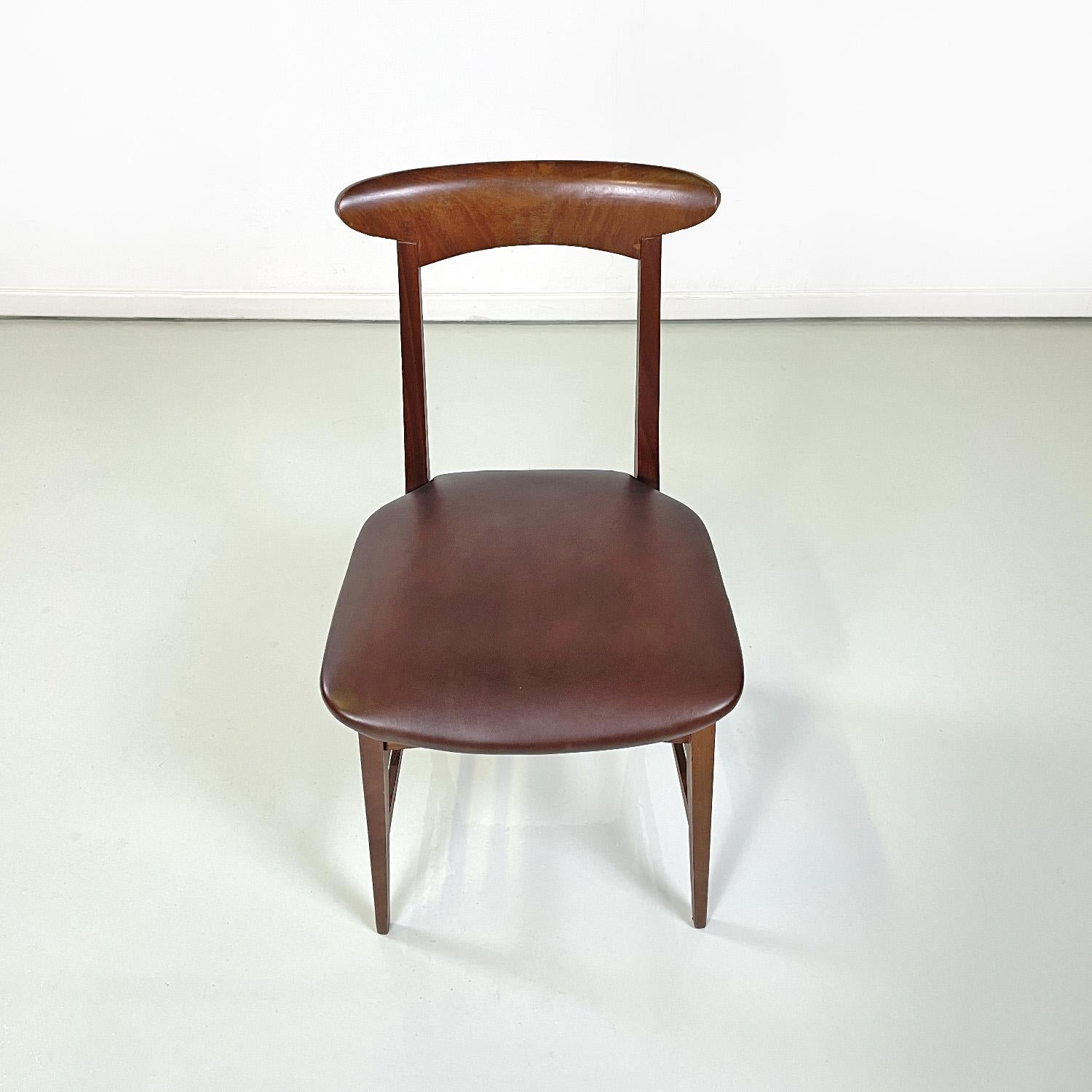 Dänische Stühle aus Holz und braunem Leder aus der Mitte des Jahrhunderts, 1950er Jahre (Mid-20th Century) im Angebot