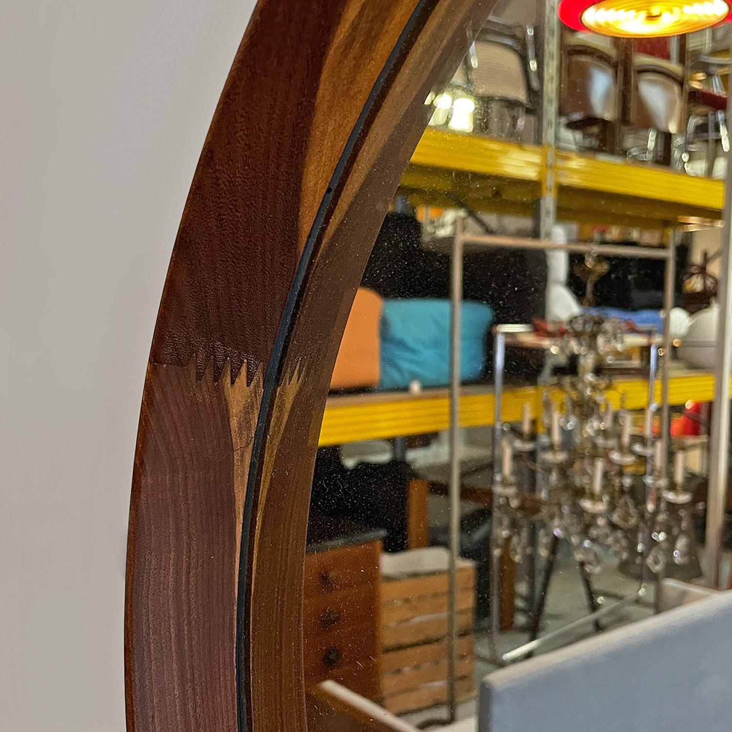 Specchio danese della metà del secolo scorso con cornice marrone arrotondata in legno,  1960s in vendita 3