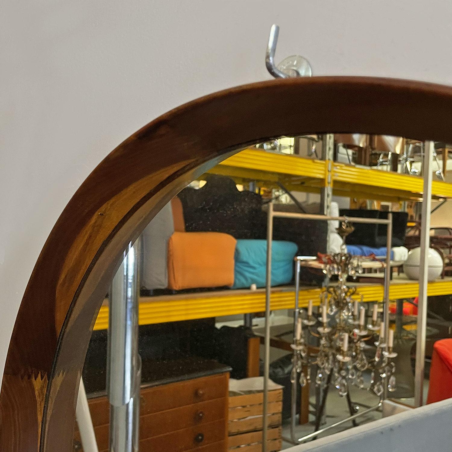 Specchio danese della metà del secolo scorso con cornice marrone arrotondata in legno,  1960s in vendita 1