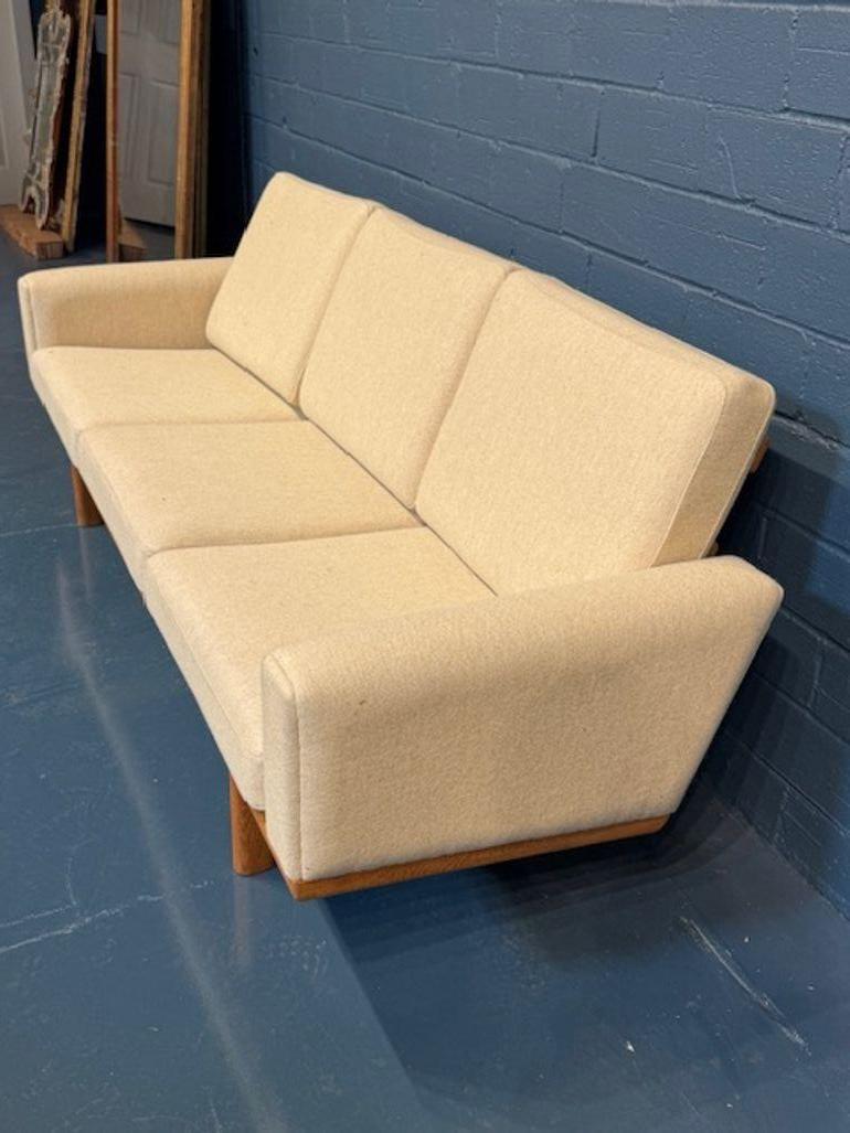 Sofá danés de lana moderno de mediados de siglo de Hans Wegner Moderno de mediados de siglo en venta