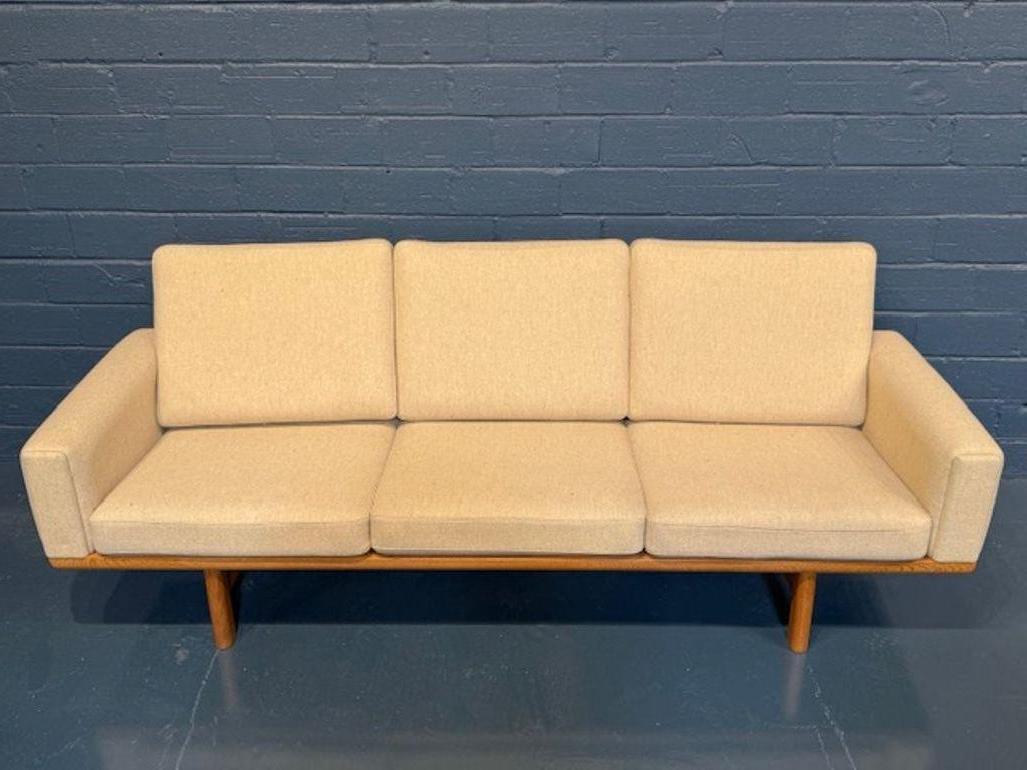 Sofá danés de lana moderno de mediados de siglo de Hans Wegner en Bueno estado para la venta en Dallas, TX