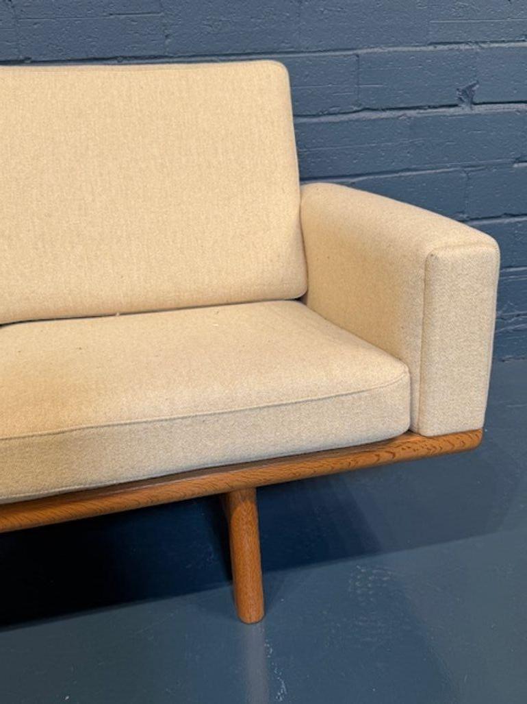 Sofá danés de lana moderno de mediados de siglo de Hans Wegner siglo XX en venta