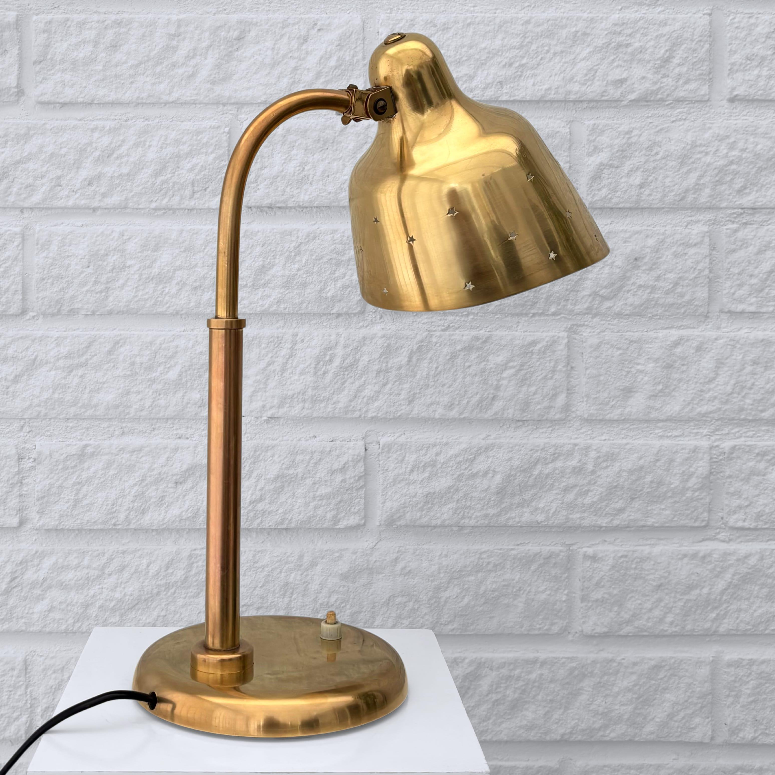 Fog & Mørup, Scandinavian mid-century modernist table lamp, brass, Denmark 1940s In Good Condition For Sale In Forserum, SE