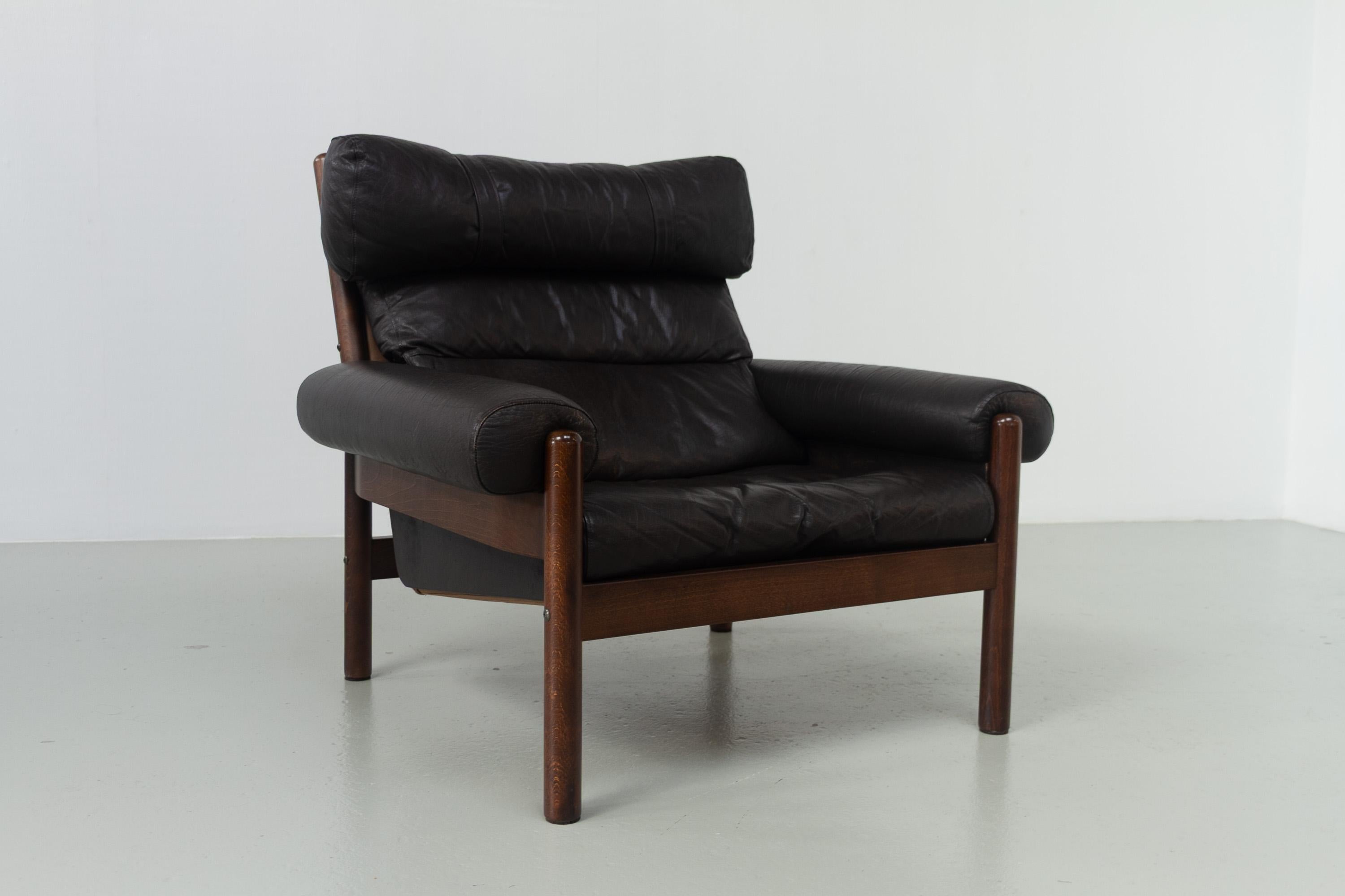 Chaise longue danoise en cuir de style Norells du milieu du siècle dernier, années 1960.

Fauteuil The Scandinavian Mid-Century Modern avec des coussins en cuir de buffle épais et doux dans un riche marron foncé. Conçu dans le style d'Arne Norells.