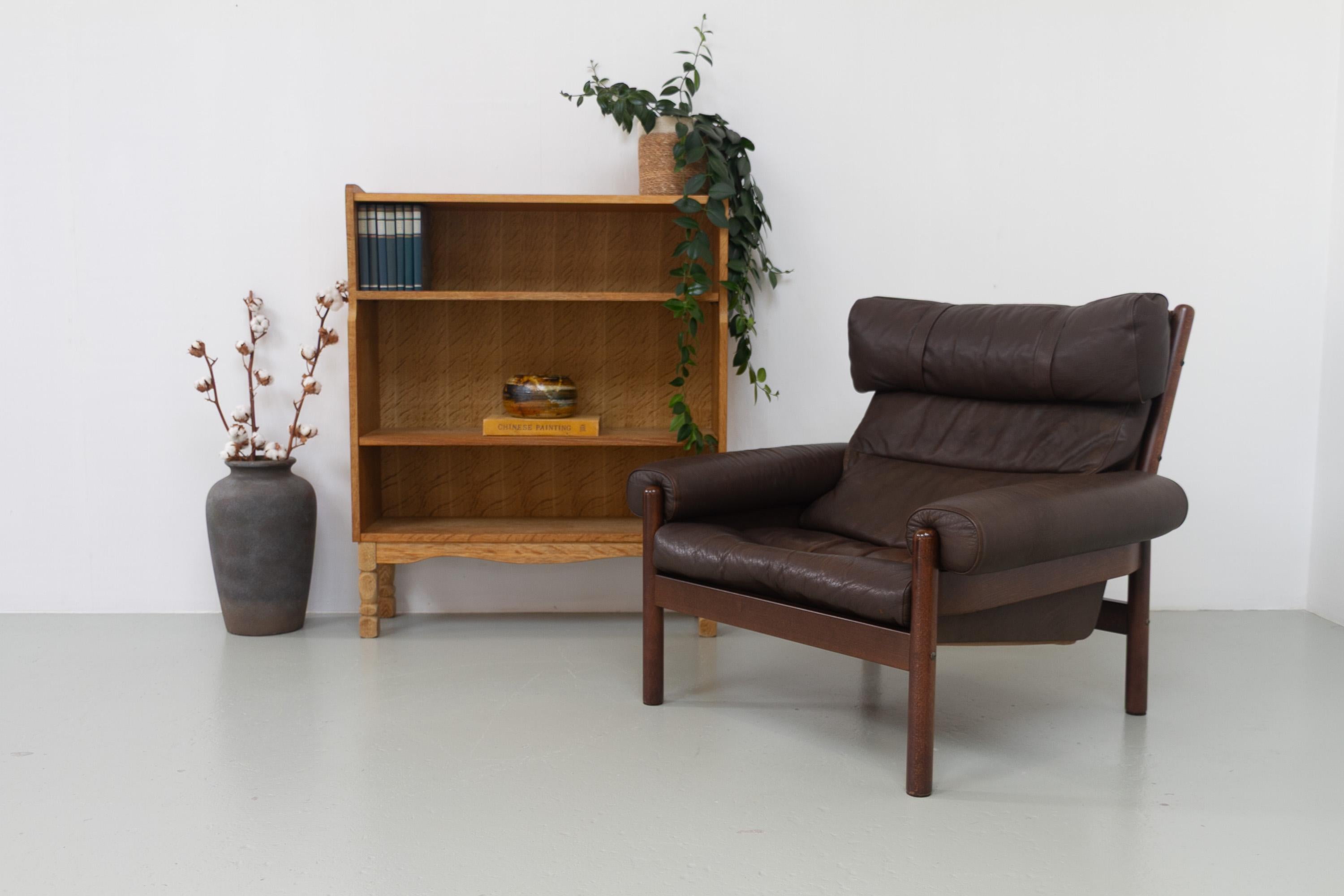 Chaise longue danoise en cuir de style Norells du milieu du siècle dernier, années 1960.

Fauteuil The Modern Scandinavian Mid-Century Modern avec des coussins en cuir de buffle épais et doux dans un brun riche. Conçu dans le style d'Arne Norells.