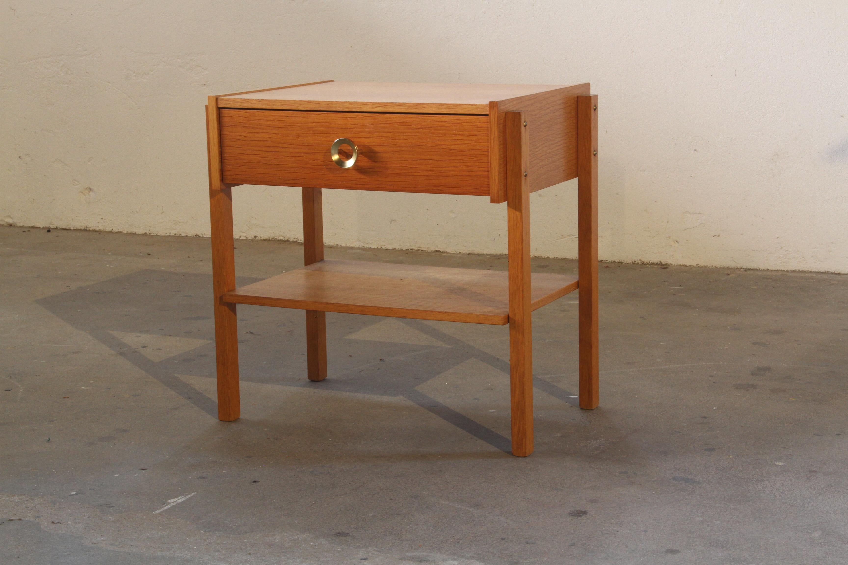 Dänischer Nachttisch aus Eiche aus der Mitte des Jahrhunderts, 1960er Jahre (Eichenholz) im Angebot