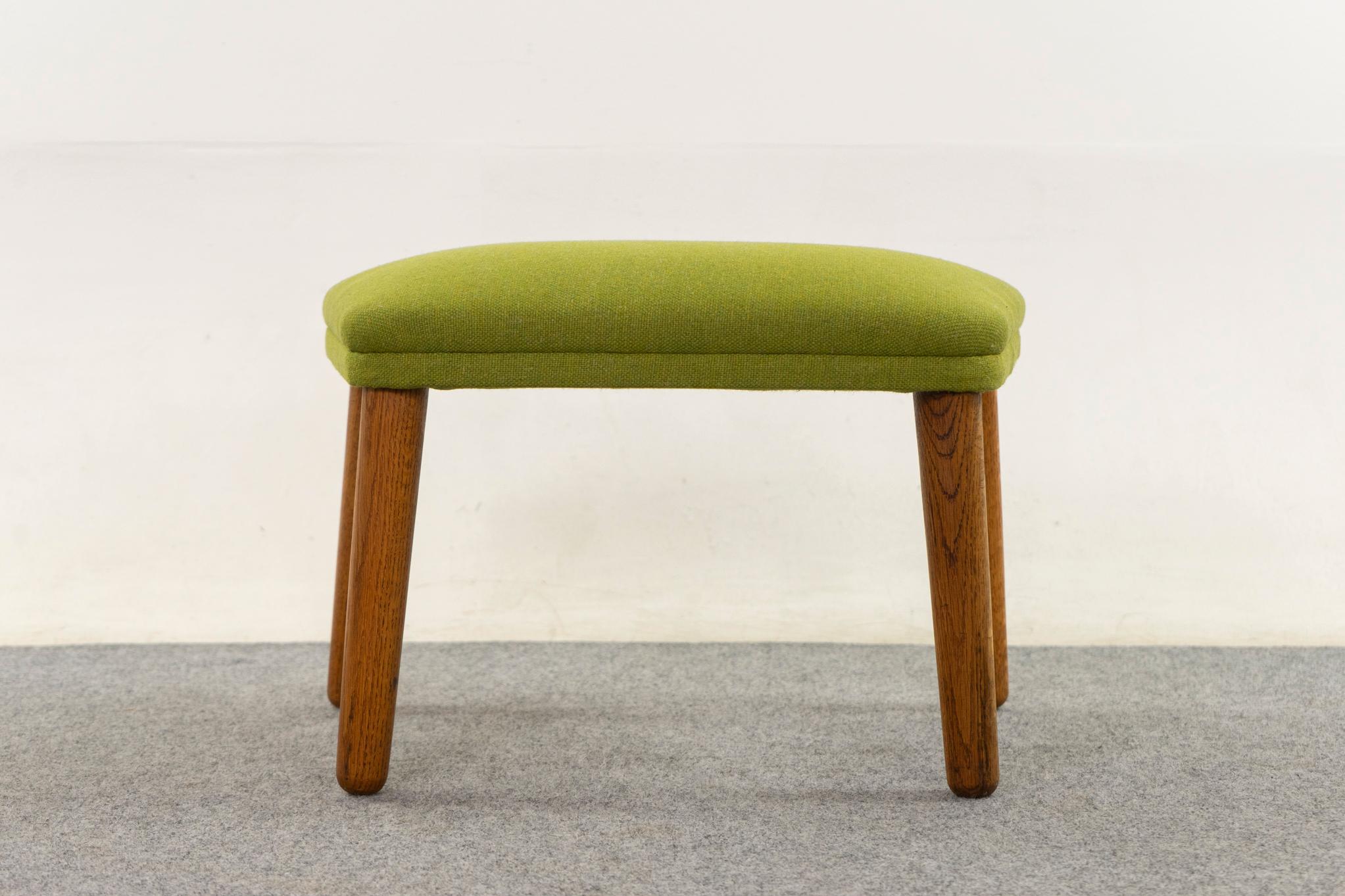 Tabouret en chêne, circa 1960. Construction robuste, pieds fuselés en chêne massif, revêtement en laine et lin chartreuse de nouvelle qualité.