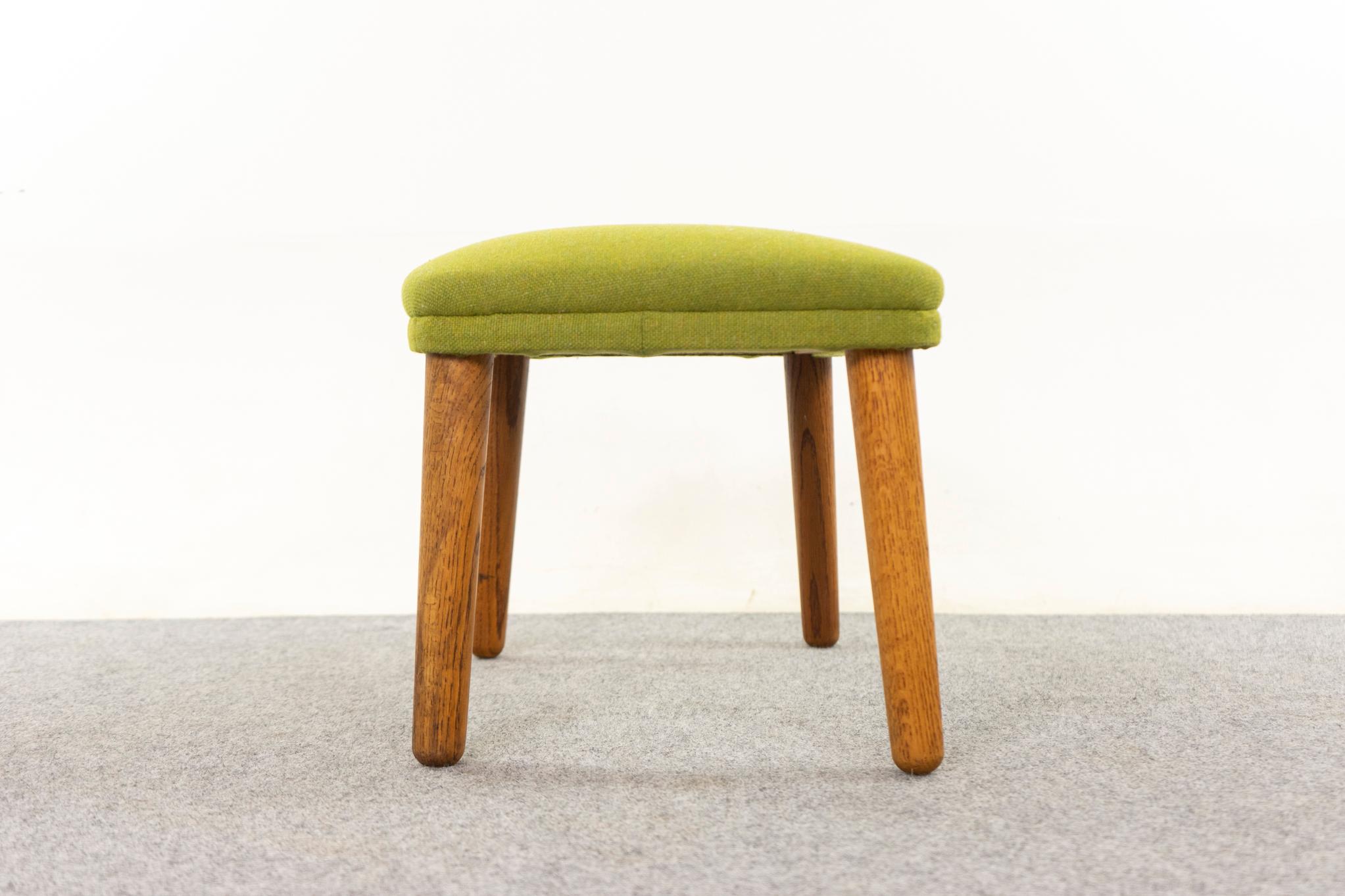 Milieu du XXe siècle Tabouret en chêne danois du milieu du siècle en vente