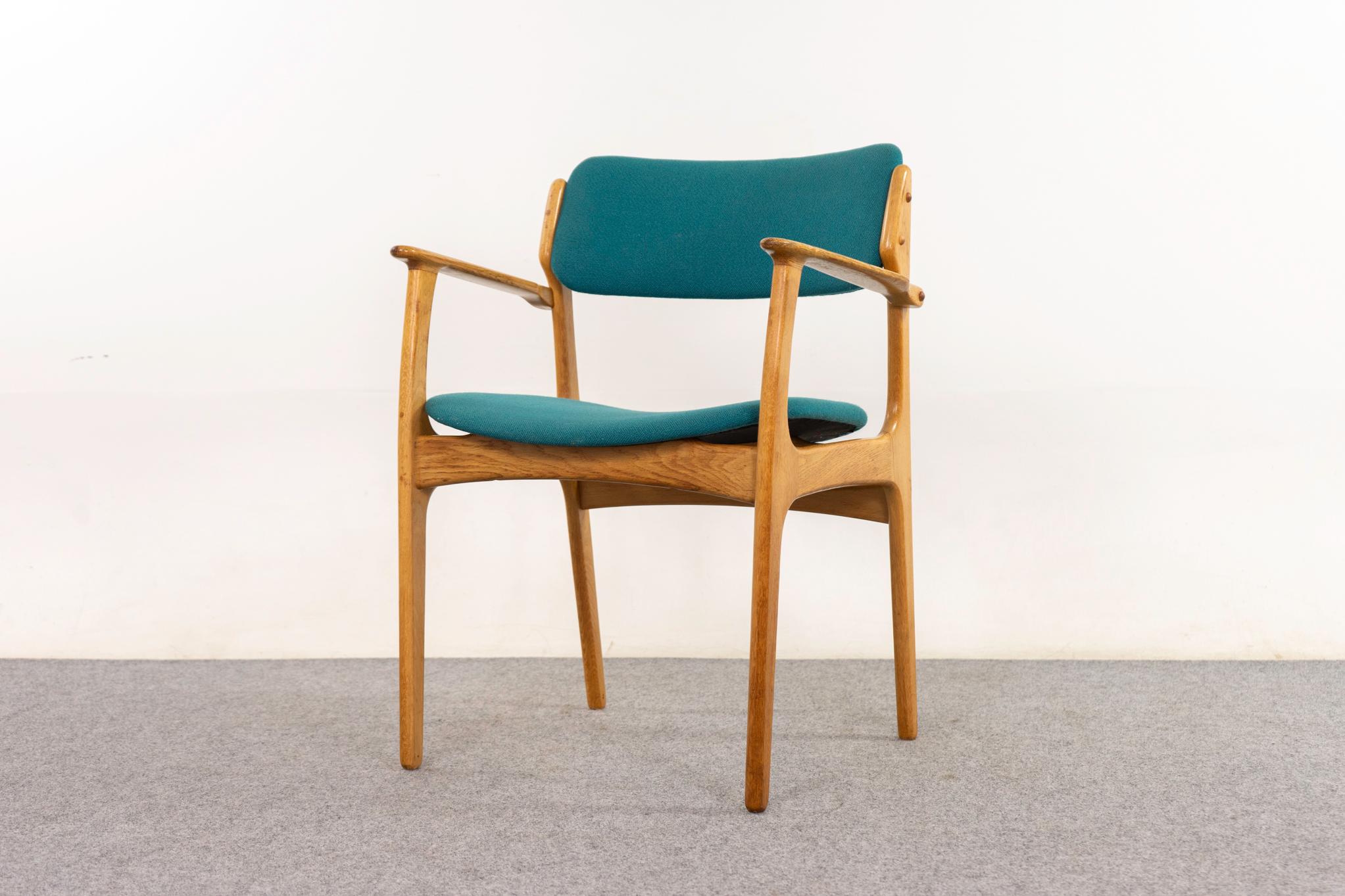 Poltrona Oak modello 50 di Erik Buch, anni '60 circa. Robusta struttura in rovere massiccio con seduta fluttuante dal design arioso. Tappezzeria originale con lievi segni di usura. Una seduta molto comoda! Timbro di controllo dei produttori di
