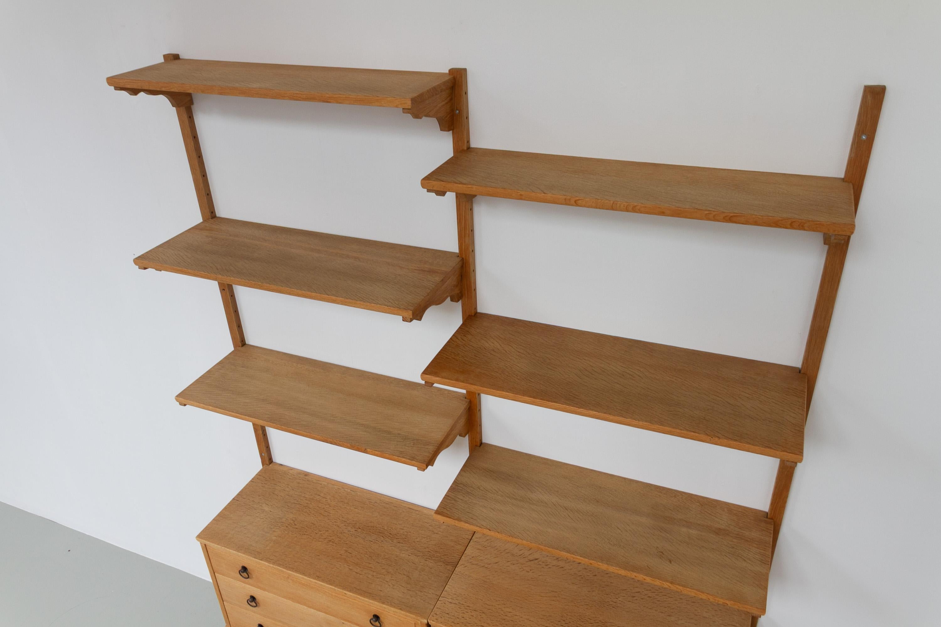 Sistema di scaffalatura danese di metà secolo in Oak nello stile Kjærnulf, anni '60. in vendita 5