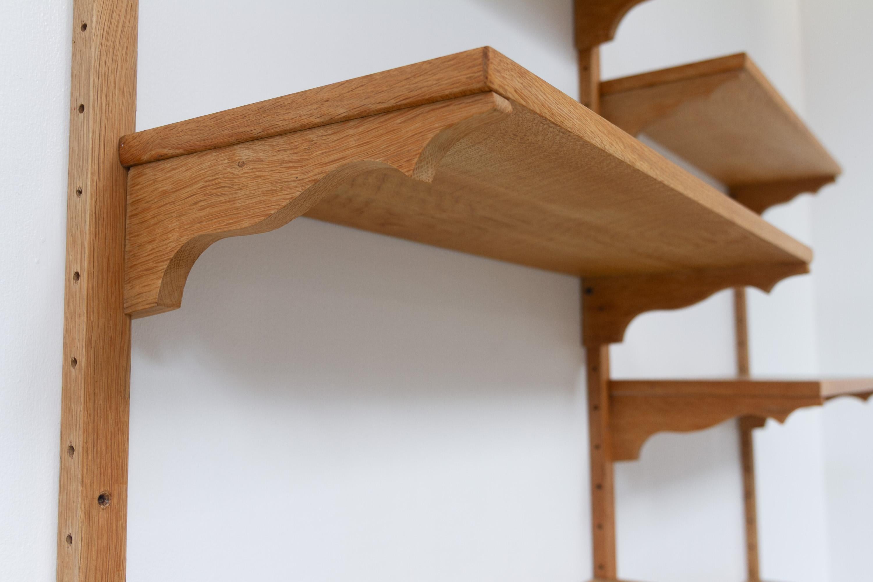 Sistema di scaffalatura danese di metà secolo in Oak nello stile Kjærnulf, anni '60. in vendita 7