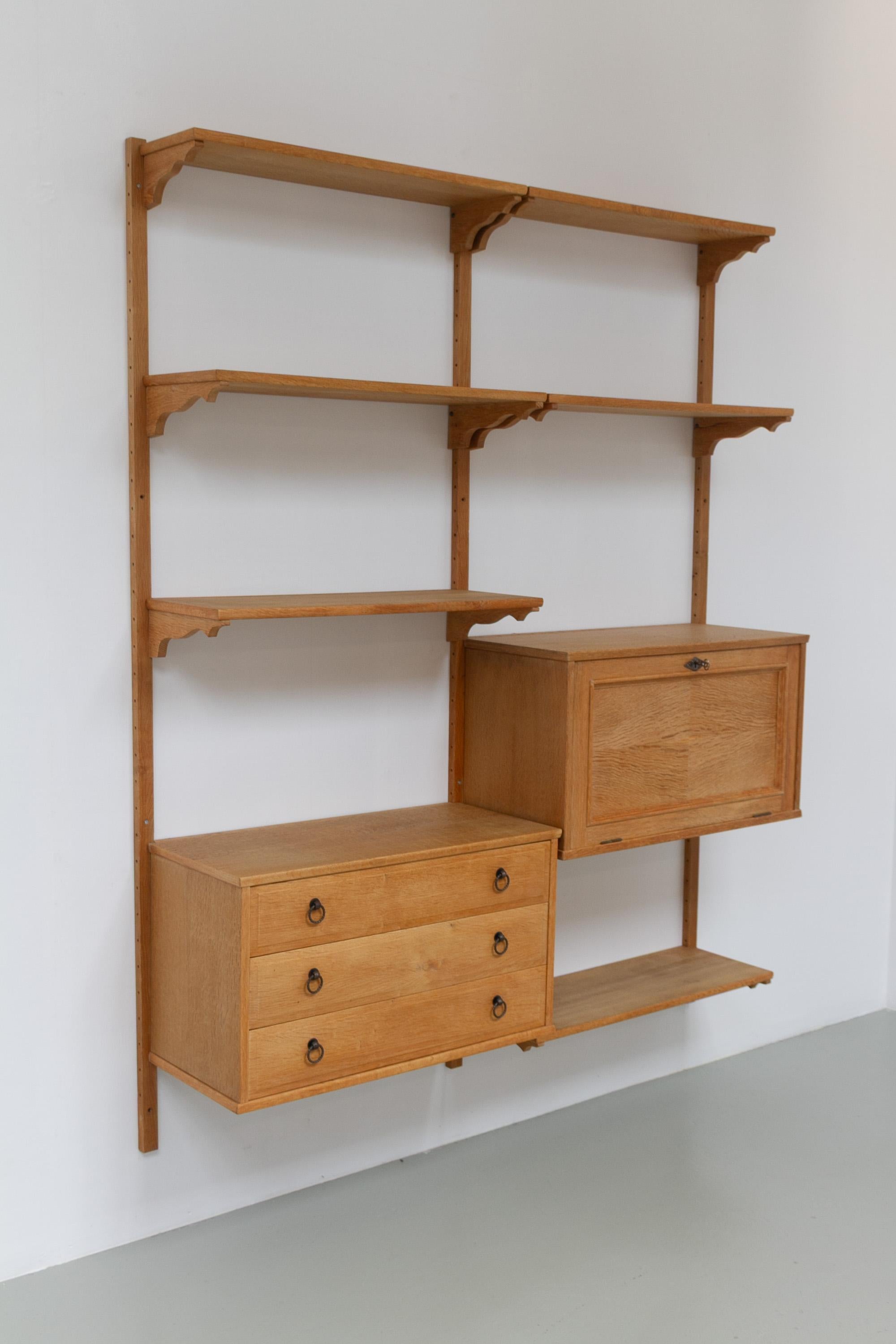 Sistema di scaffalatura danese di metà secolo in Oak nello stile Kjærnulf, anni '60. in vendita 8