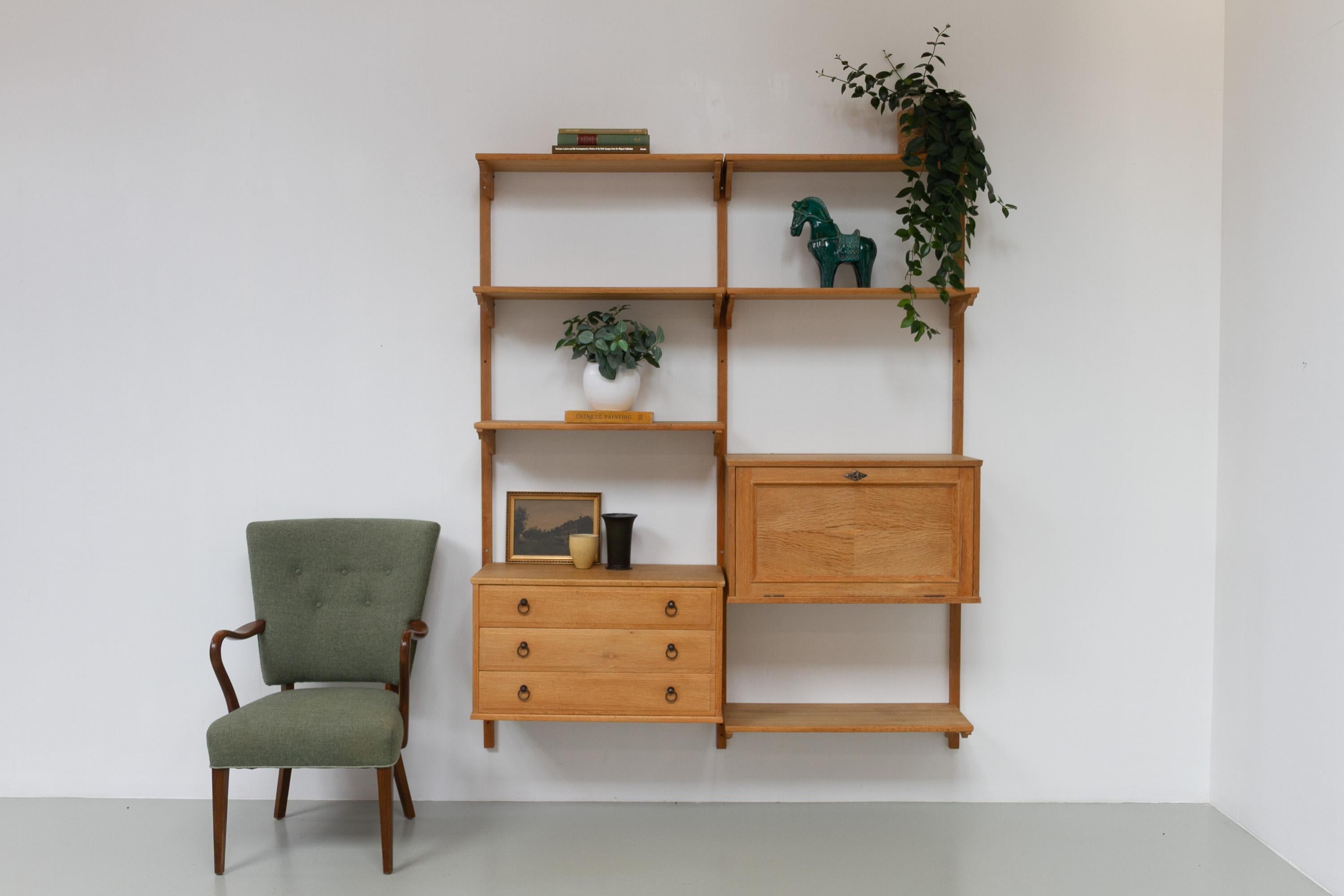 Sistema di scaffalatura danese di metà secolo in Oak nello stile Kjærnulf, anni '60. in vendita 9