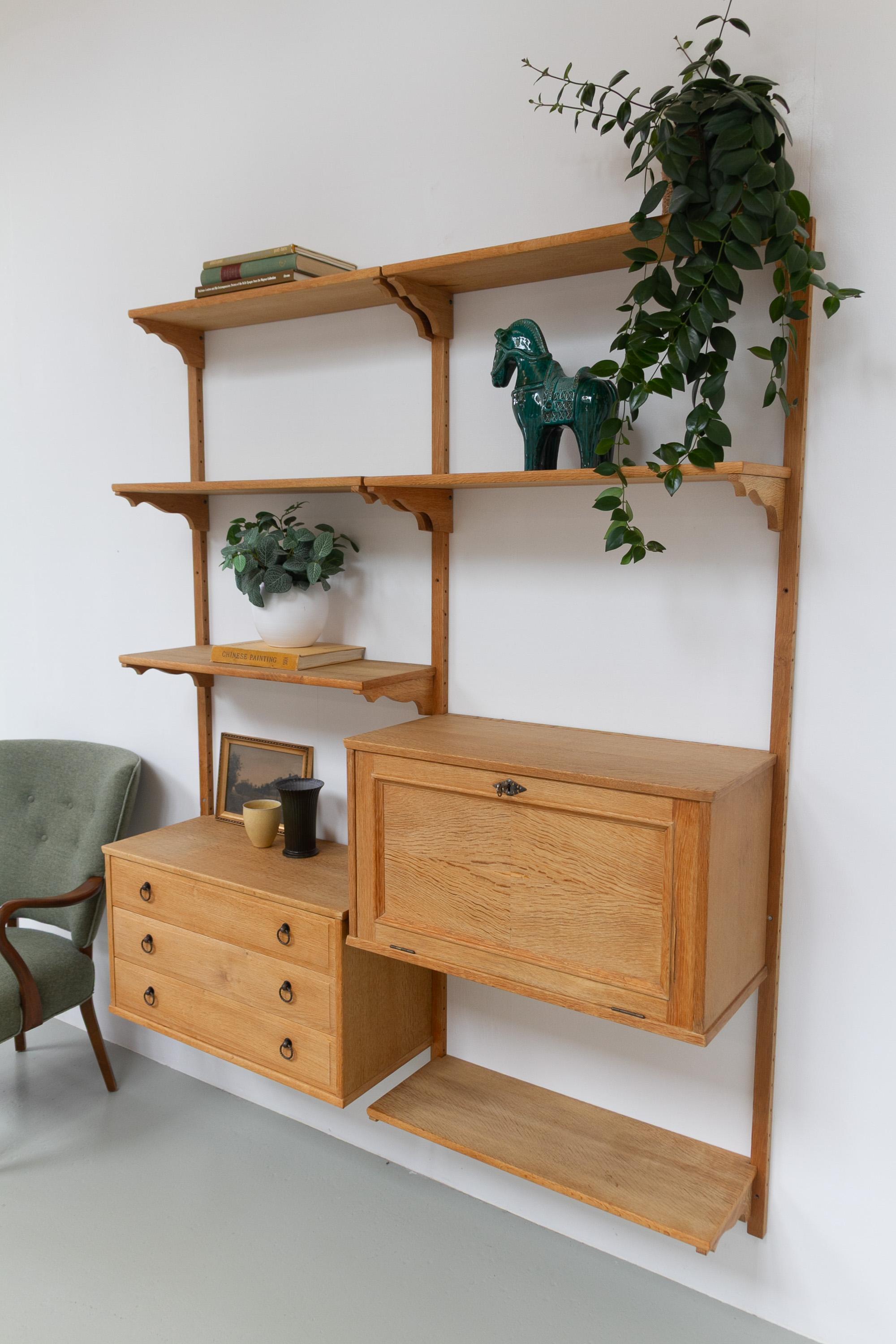 Sistema di scaffalatura danese di metà secolo in Oak nello stile Kjærnulf, anni '60. in vendita 10
