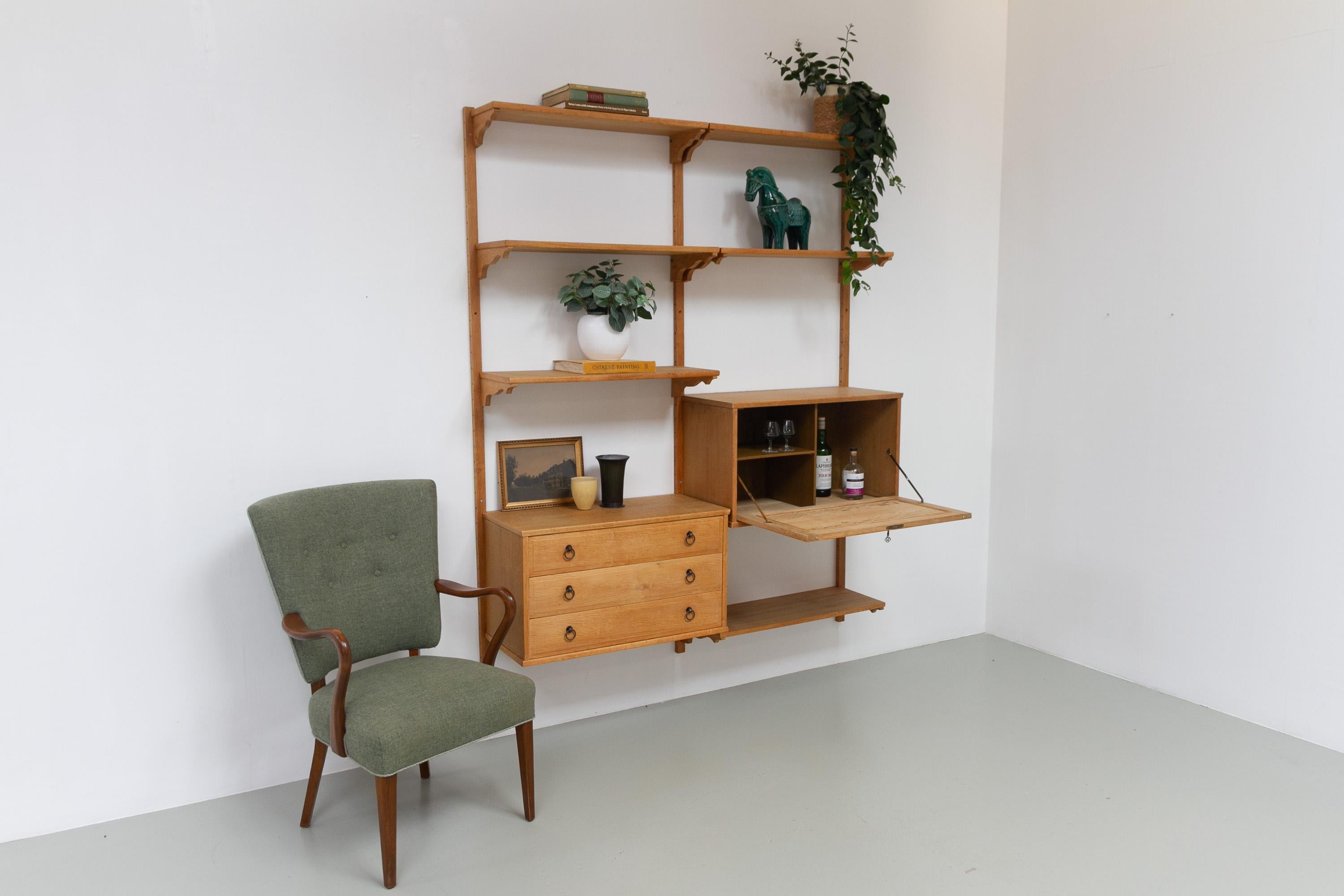 Sistema di scaffalatura danese di metà secolo in Oak nello stile Kjærnulf, anni '60. in vendita 11