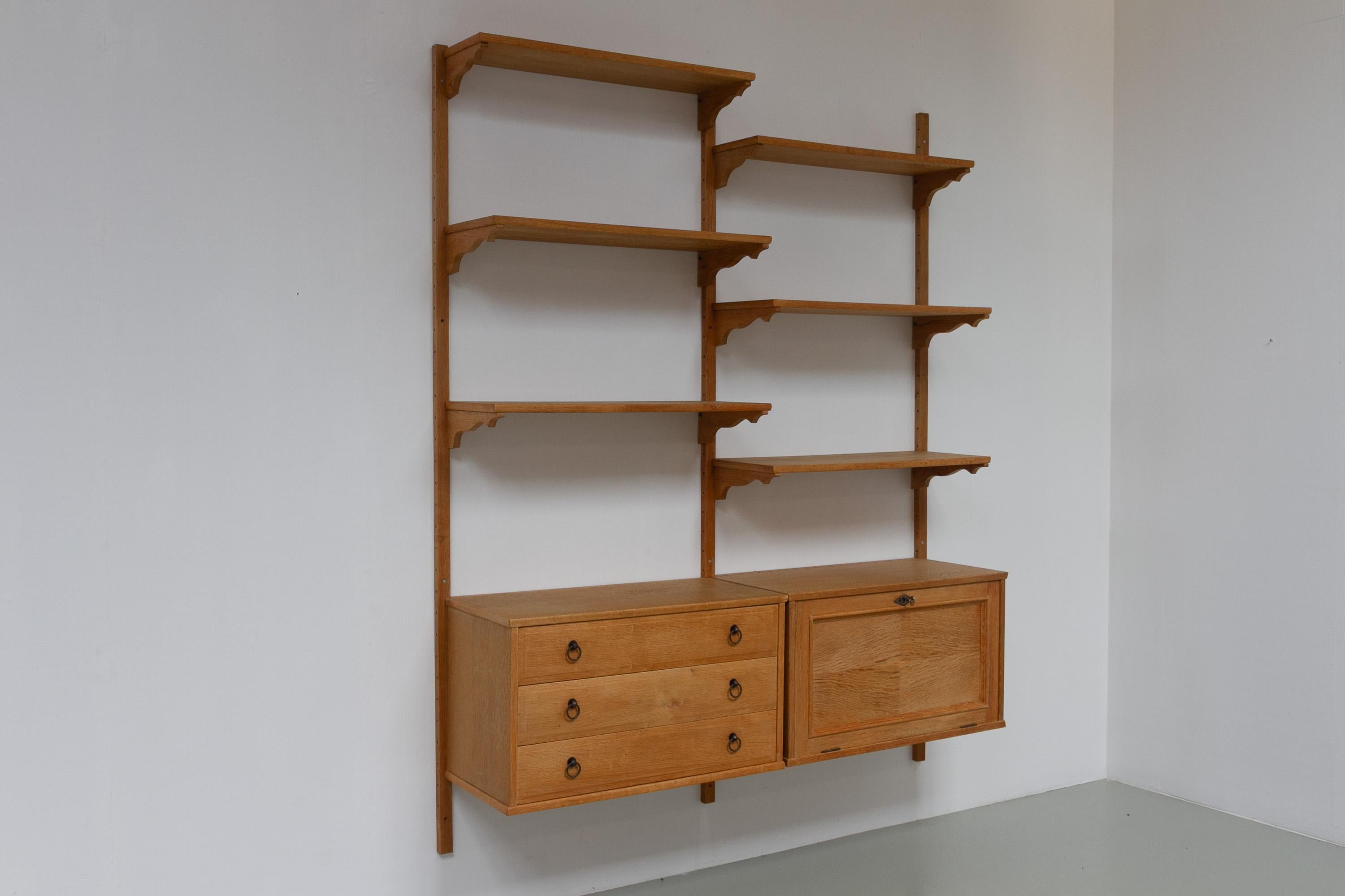 Sistema di scaffalatura danese di metà secolo in Oak nello stile Kjærnulf, anni '60.

Parete attrezzata scandinava Mid-Century Modern in rovere nordico chiaro. Realizzato in Danimarca negli anni '60 nello stile di Henning Kjærnulf og Poul