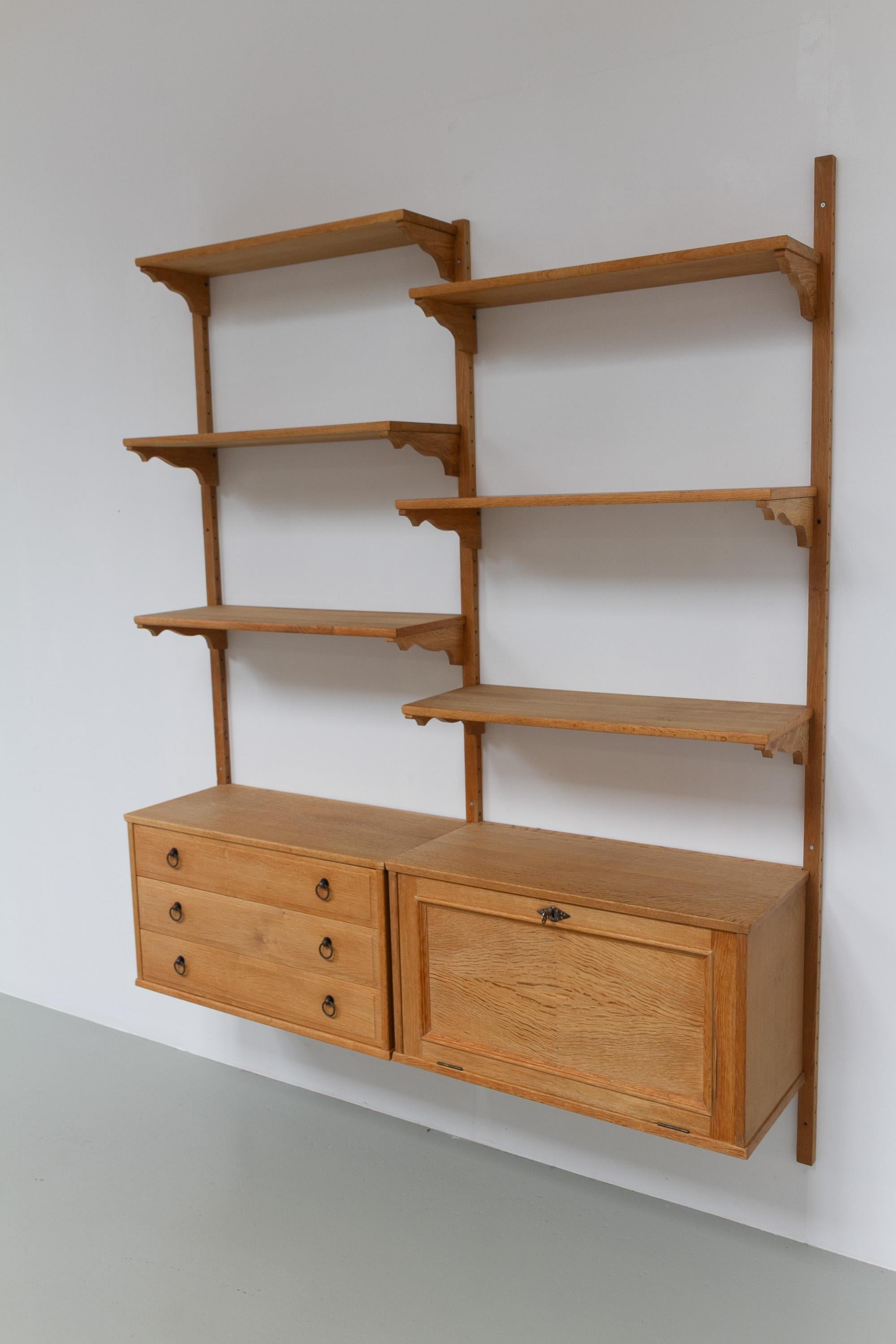 Mid-Century moderno Sistema di scaffalatura danese di metà secolo in Oak nello stile Kjærnulf, anni '60. in vendita