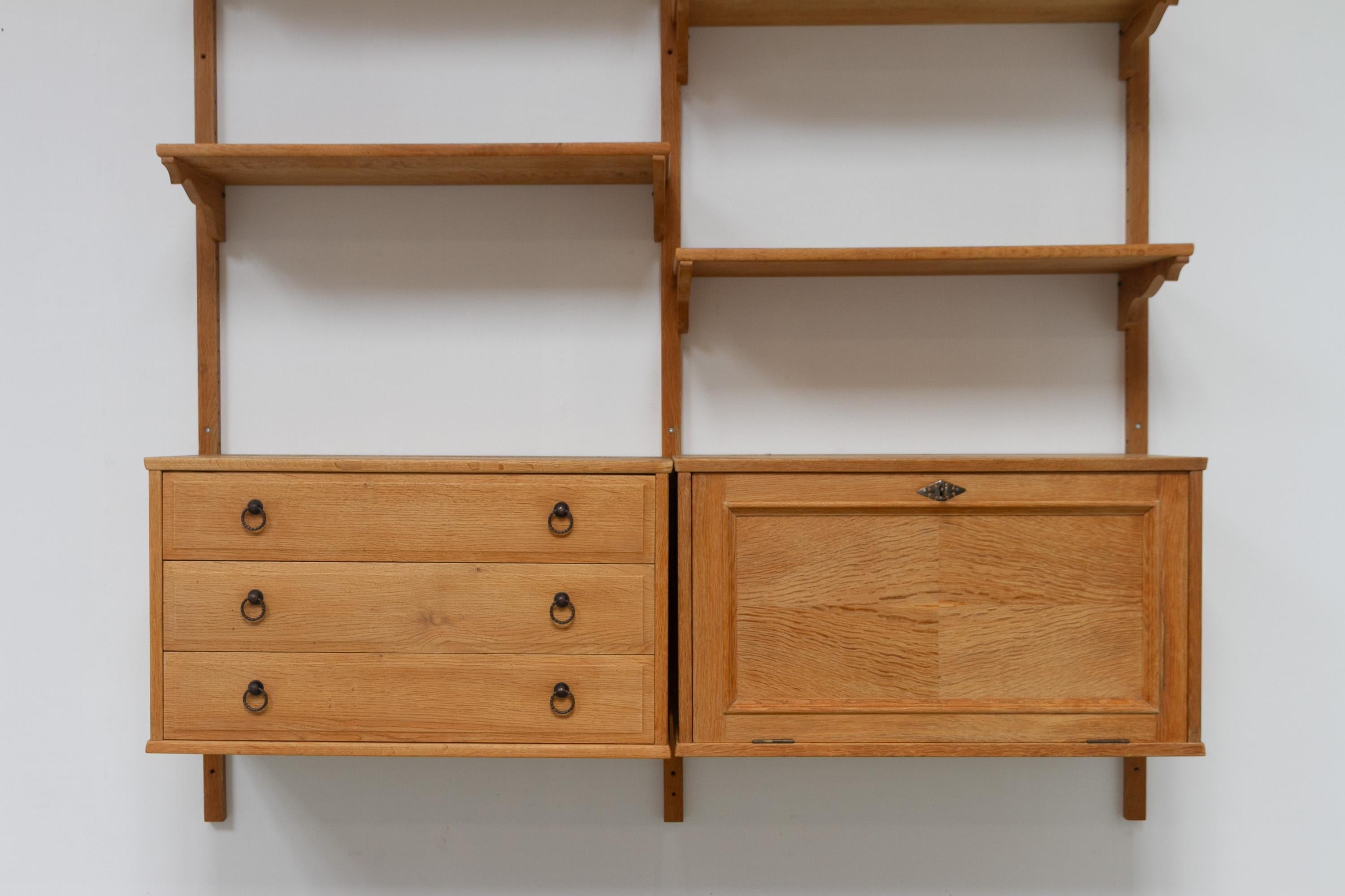 Danese Sistema di scaffalatura danese di metà secolo in Oak nello stile Kjærnulf, anni '60. in vendita