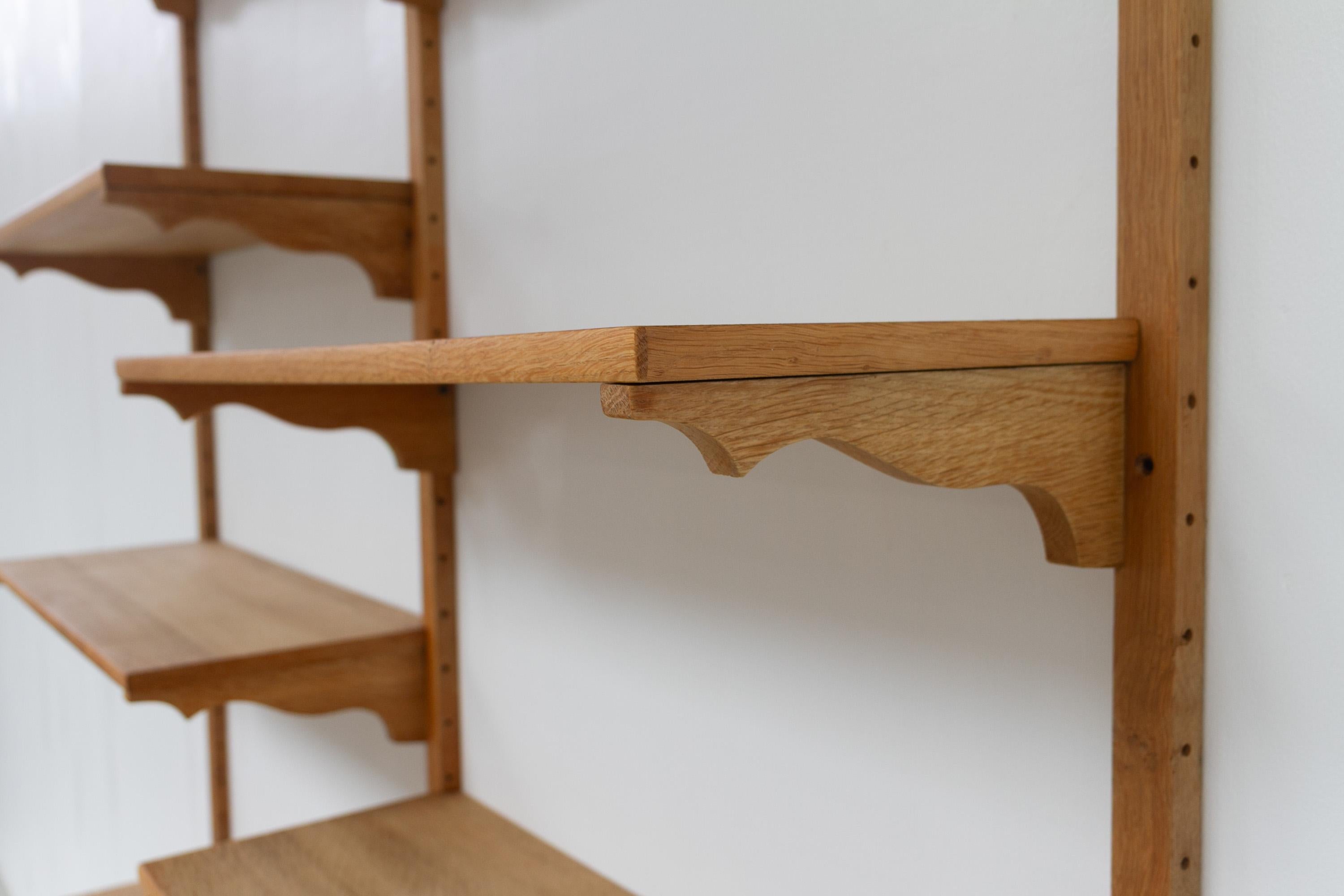 Sistema di scaffalatura danese di metà secolo in Oak nello stile Kjærnulf, anni '60. In condizioni buone in vendita a Asaa, DK
