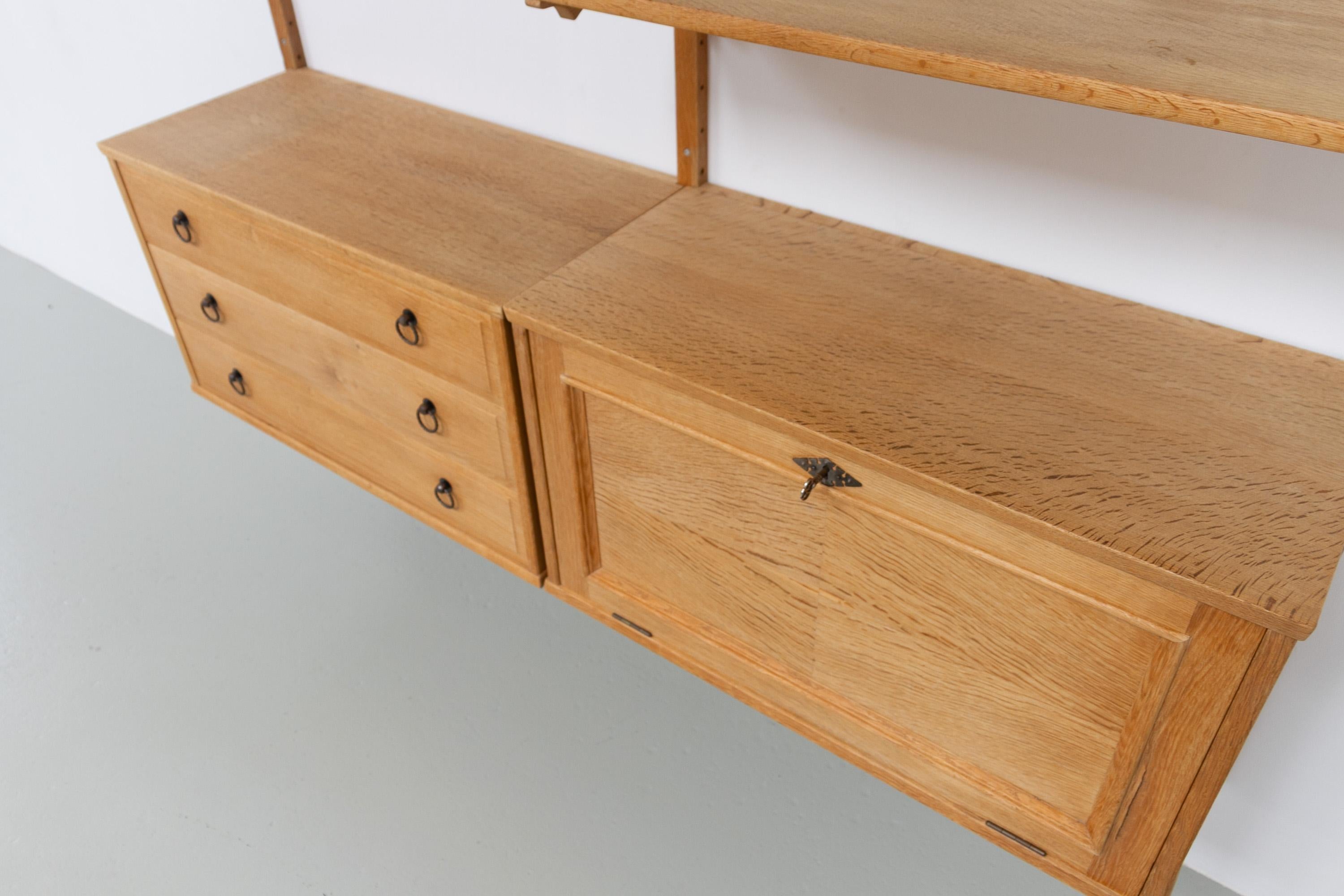 Metà XX secolo Sistema di scaffalatura danese di metà secolo in Oak nello stile Kjærnulf, anni '60. in vendita