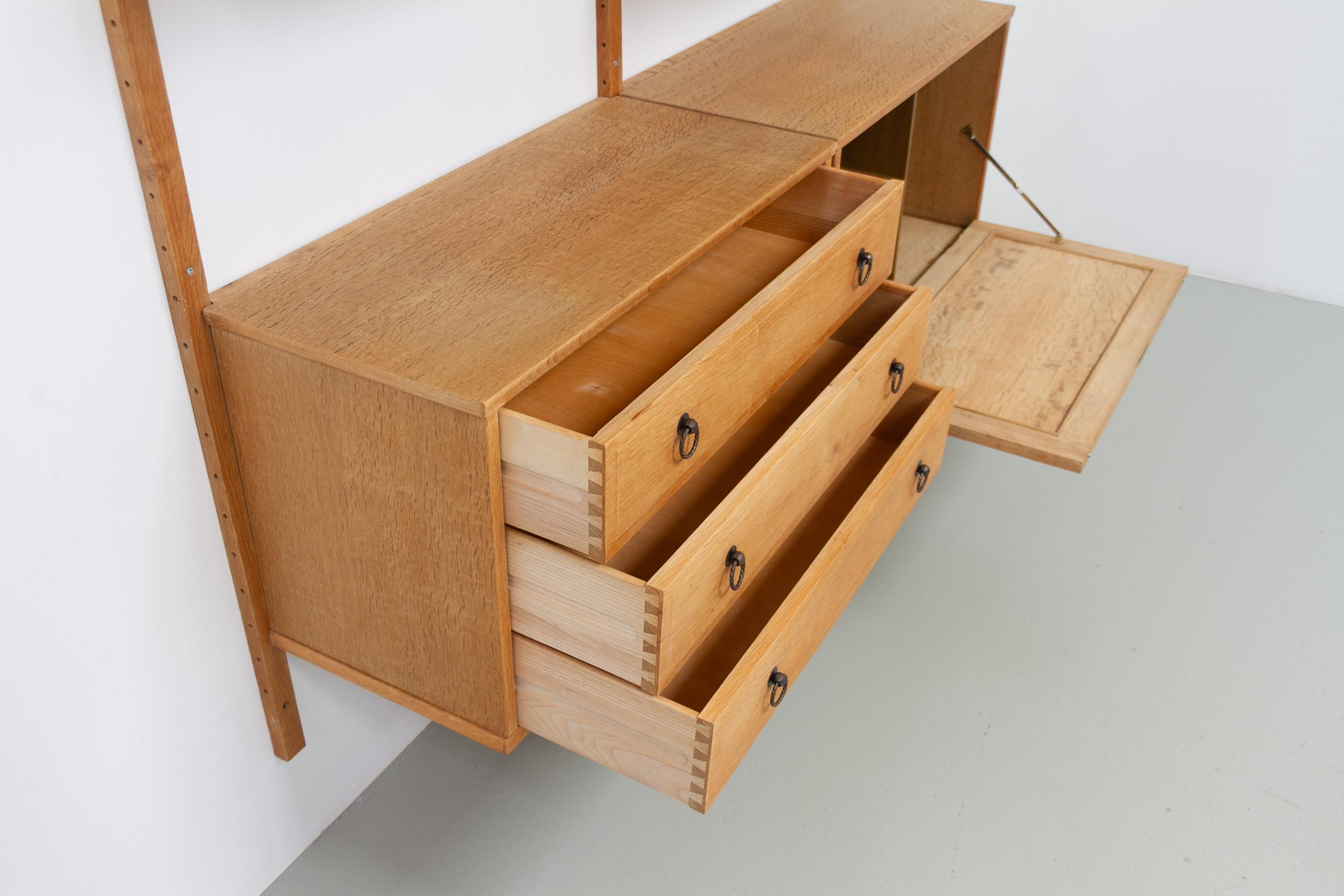 Sistema di scaffalatura danese di metà secolo in Oak nello stile Kjærnulf, anni '60. in vendita 1