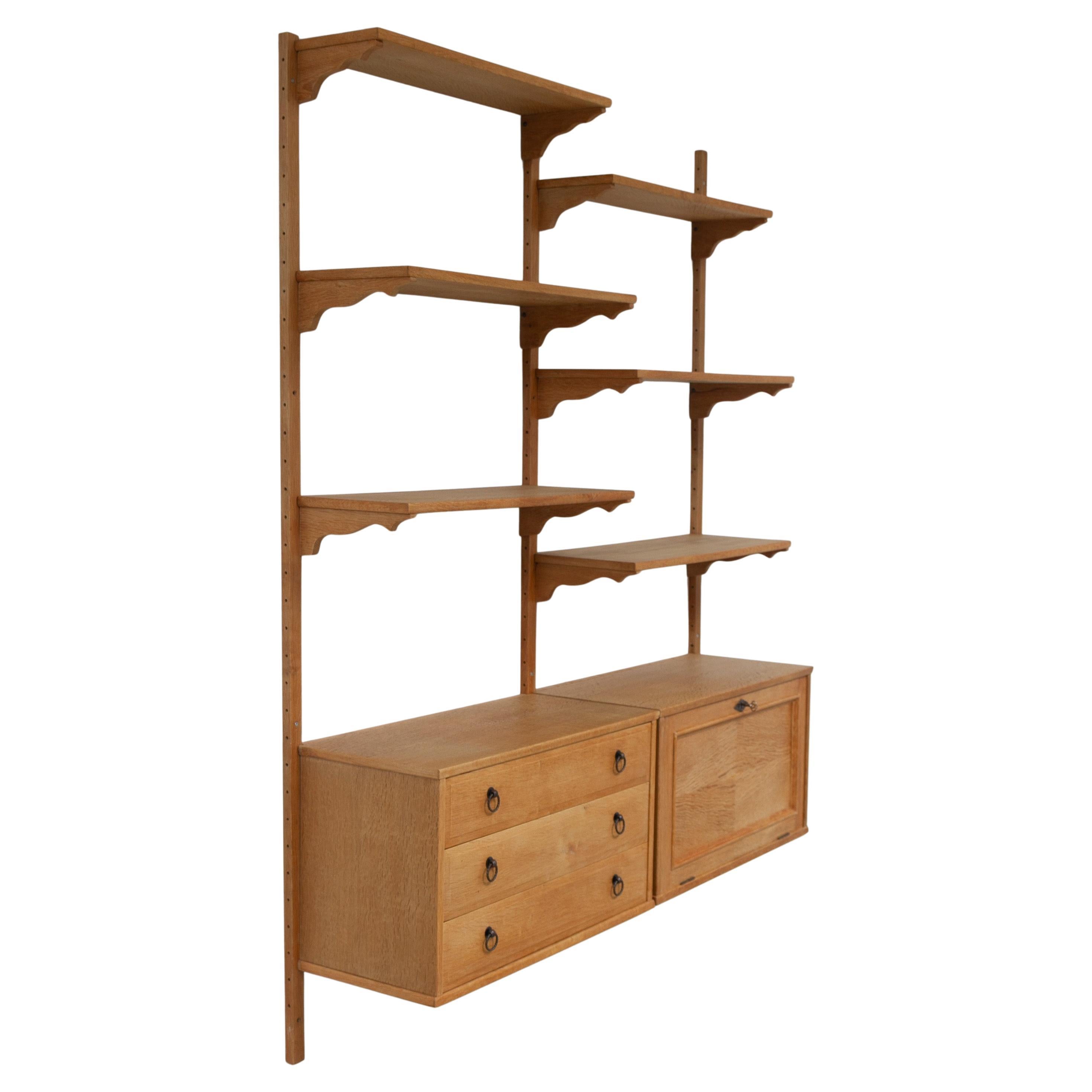 Sistema di scaffalatura danese di metà secolo in Oak nello stile Kjærnulf, anni '60.