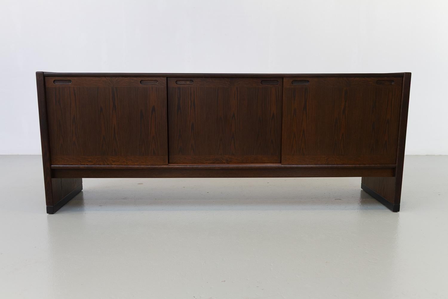 Buffet danois du milieu du siècle dernier en chêne de Skovby, années 1960.

Buffet bas scandinave Mid-Century Modern en chêne teinté brun foncé fabriqué par Skovby Denmark dans les années 1960. Label du fabricant au dos.

Façade avec trois portes