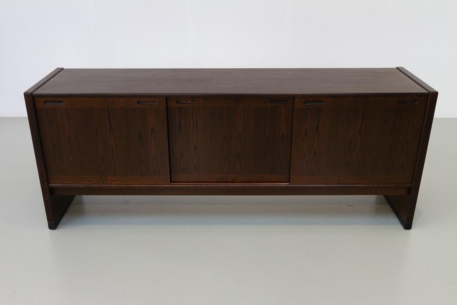 Mid-Century Modern Buffet danois du milieu du siècle dernier en chêne de Skovby, années 1960. en vente