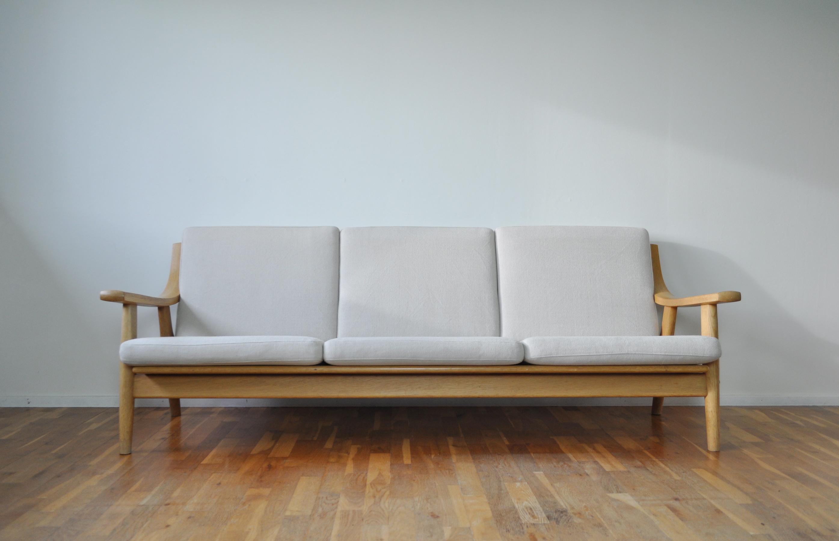 Hans J. Wegner sofa in solid oak, model GE 530. Quality craftsmanship manufactured by GETAMA.