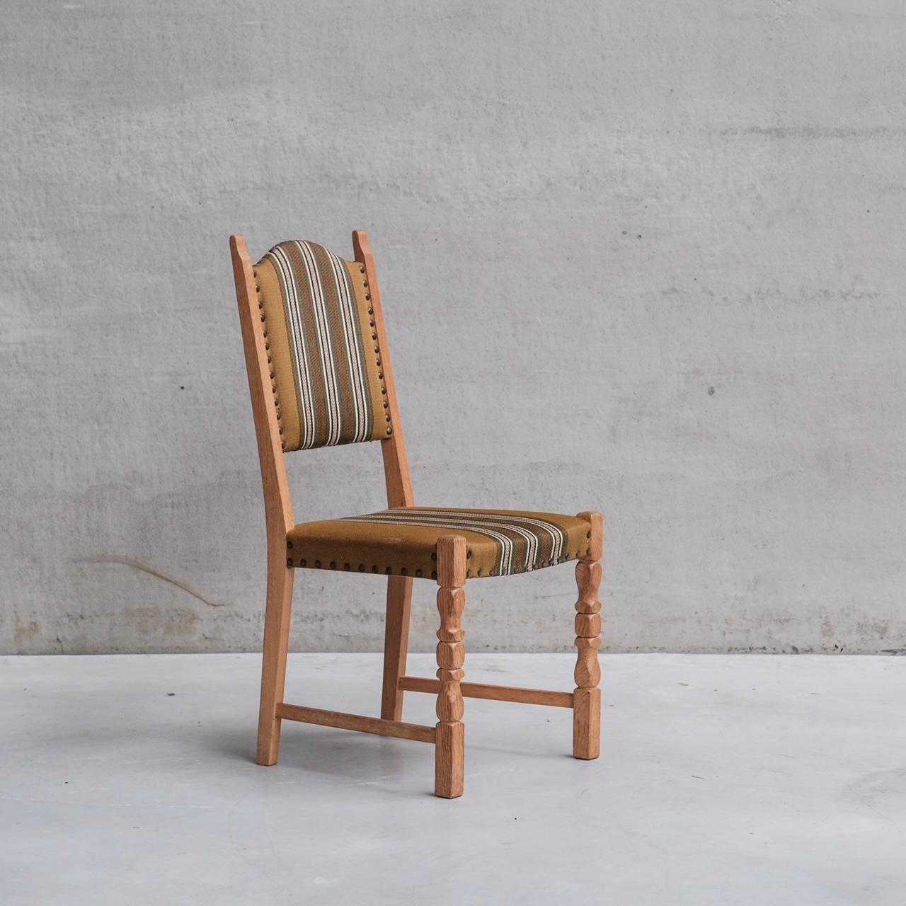Ensemble de six chaises de salle à manger rembourrées.

Danemark, années 1960.

Le prix est celui de l'ensemble.

La tapisserie d'origine a été conservée et reste en relativement bon état, bien qu'elle présente des signes de vieillissement. Nous