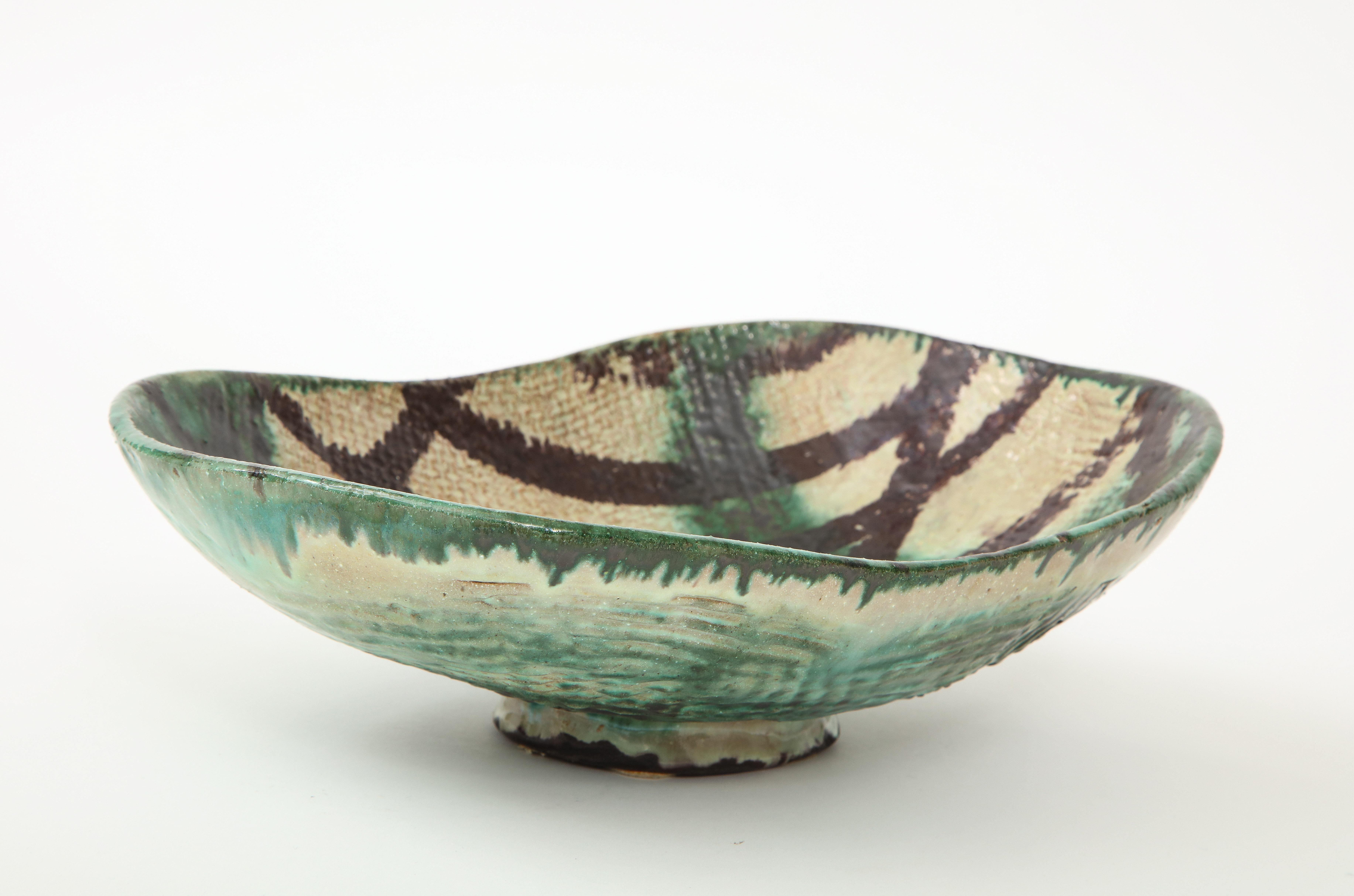 Mid-century ceramic bowl by acclaimed Swedish sculptor Allan Ebeling, 1957 (signed and dated on the underside) 

This stunning oblong footed ceramic consists a dark linear design and painterly green glaze cast against a creamy taupe base. This work