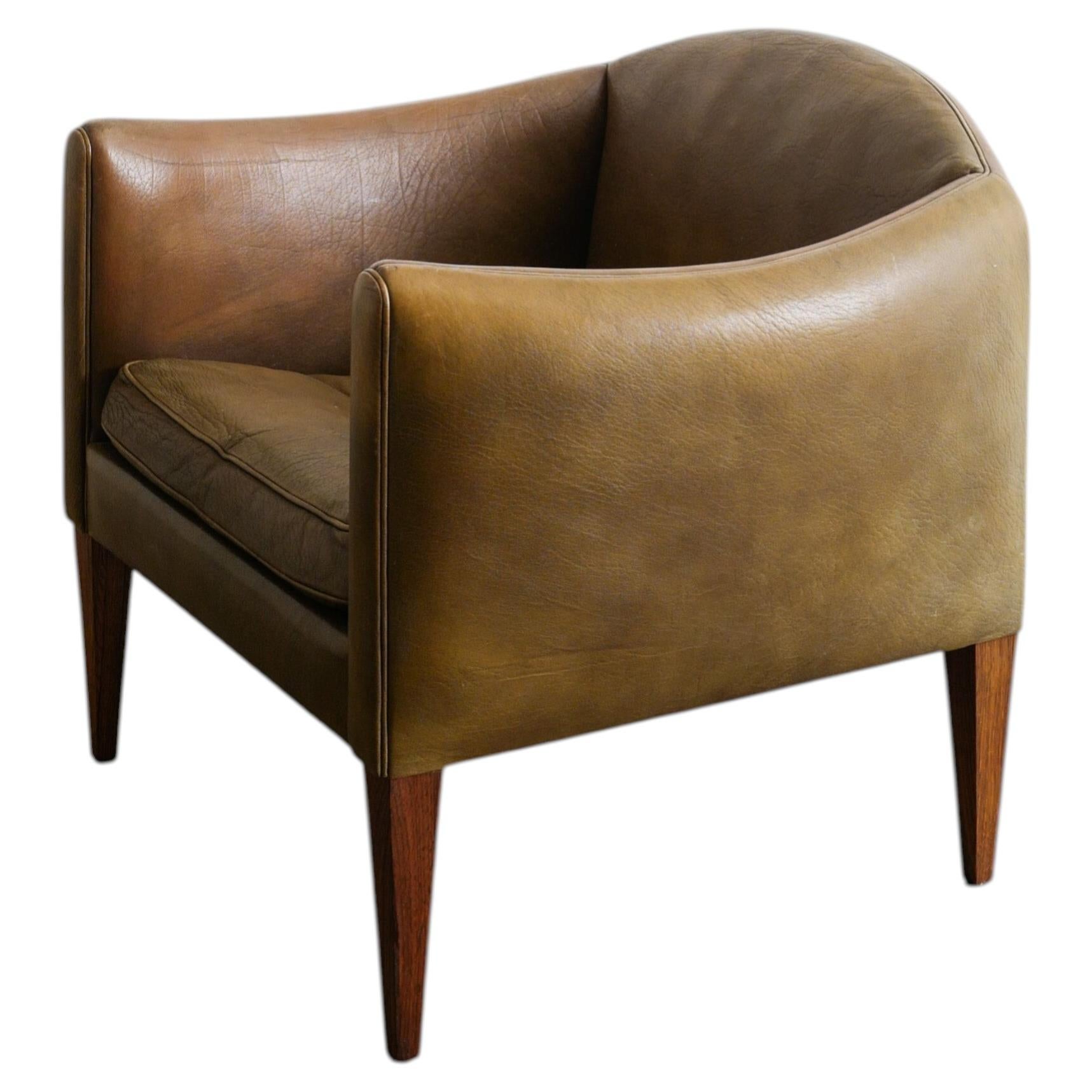 Fauteuil "V12" danois du milieu du siècle en cuir vert olive par Illum Wikkelsø