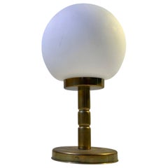 Lampe de table danoise du milieu du siècle en verre opalin et laiton par ABO:: 1970