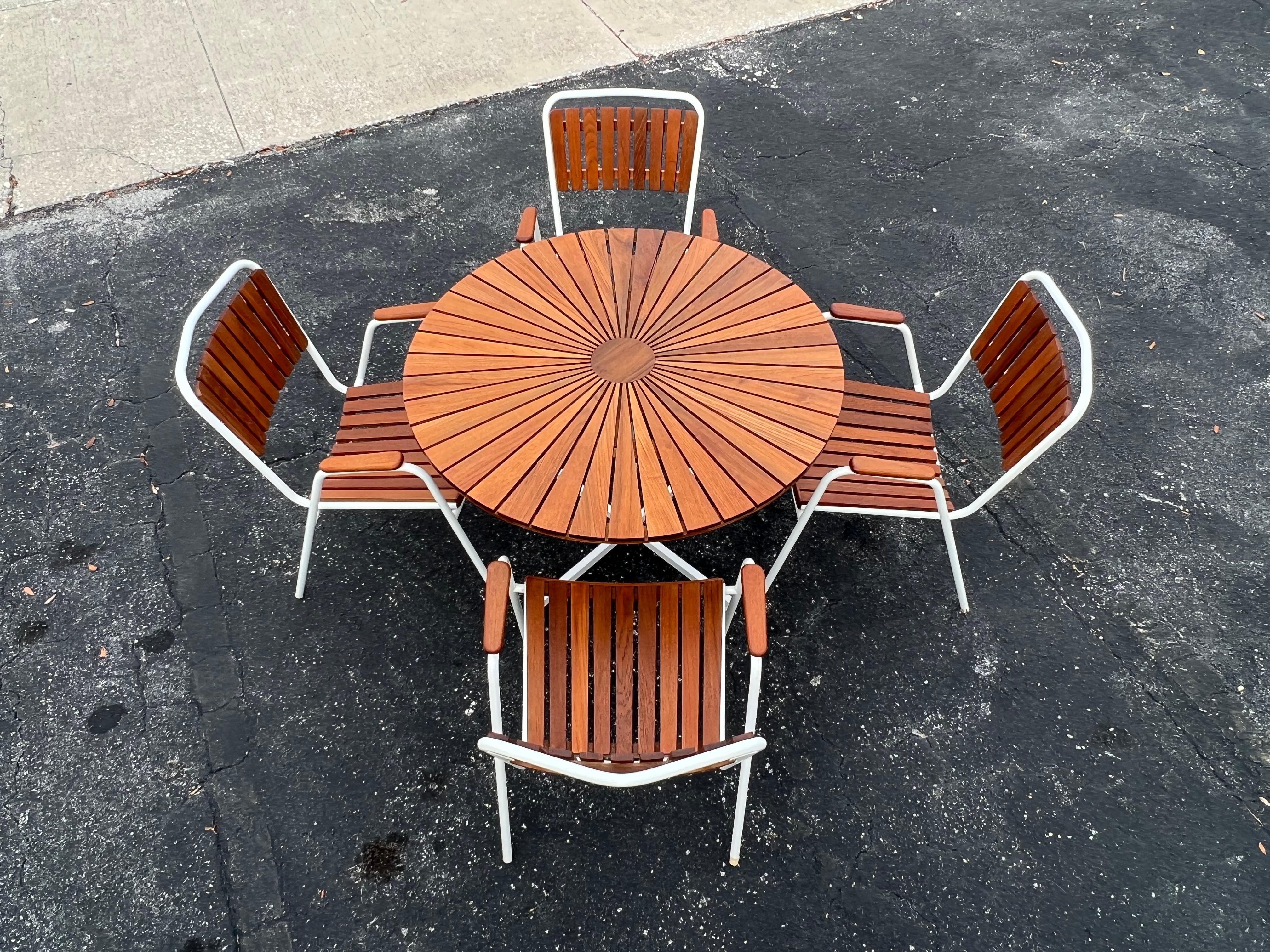 Ein sehr attraktives dänisches Outdoor-/Gartenset von Daneline Furniture. Bestehend aus einem Esstisch und vier passenden Stühlen.  Ein echtes skulpturales Gefühl aus der Mitte des Jahrhunderts mit Teakholzlatten und schöner Maserung. Stühle messen