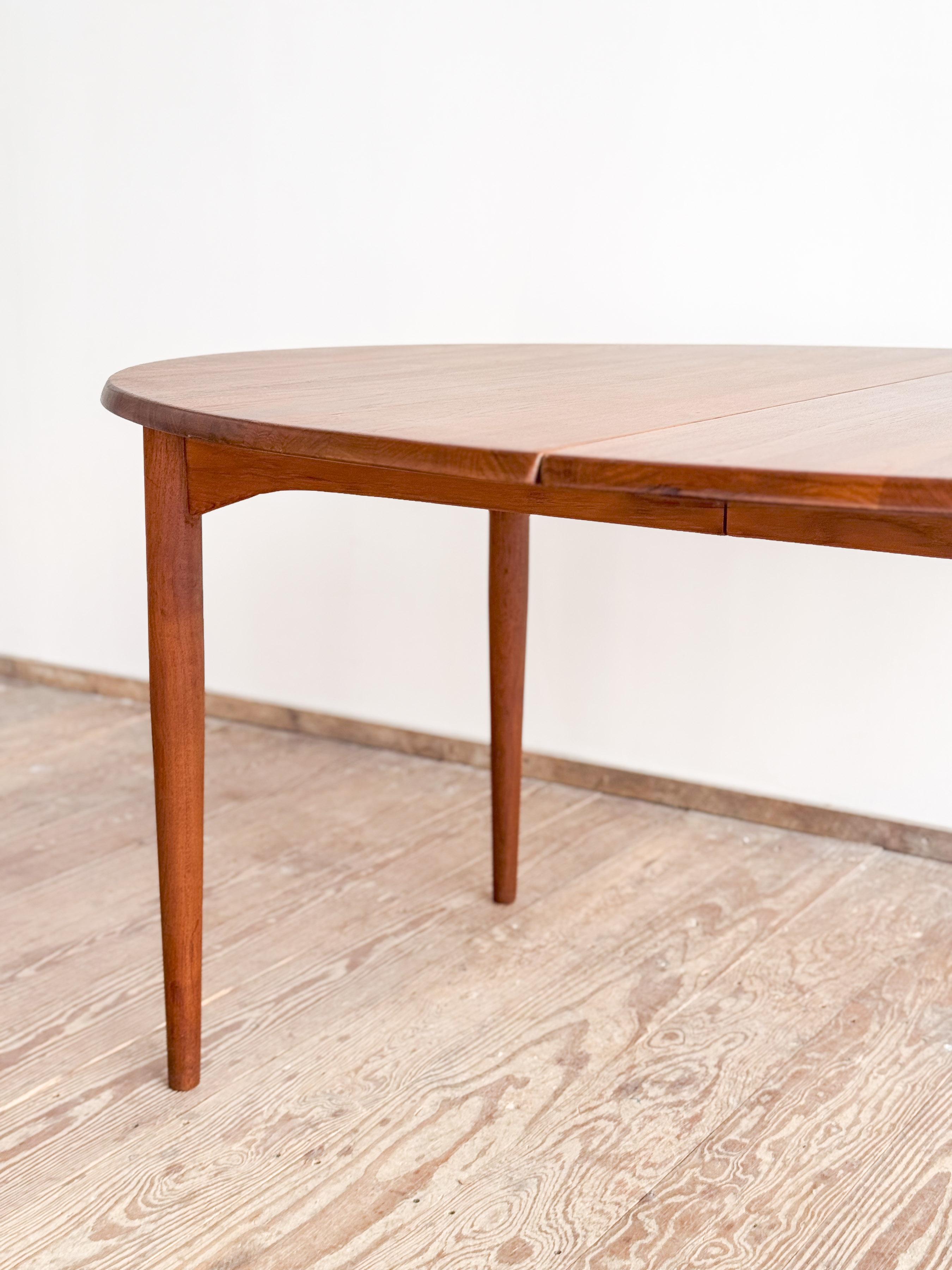 Danish Mid-Century Oval Dining Table in Teak, Extendable, Denmark, 1960s 4