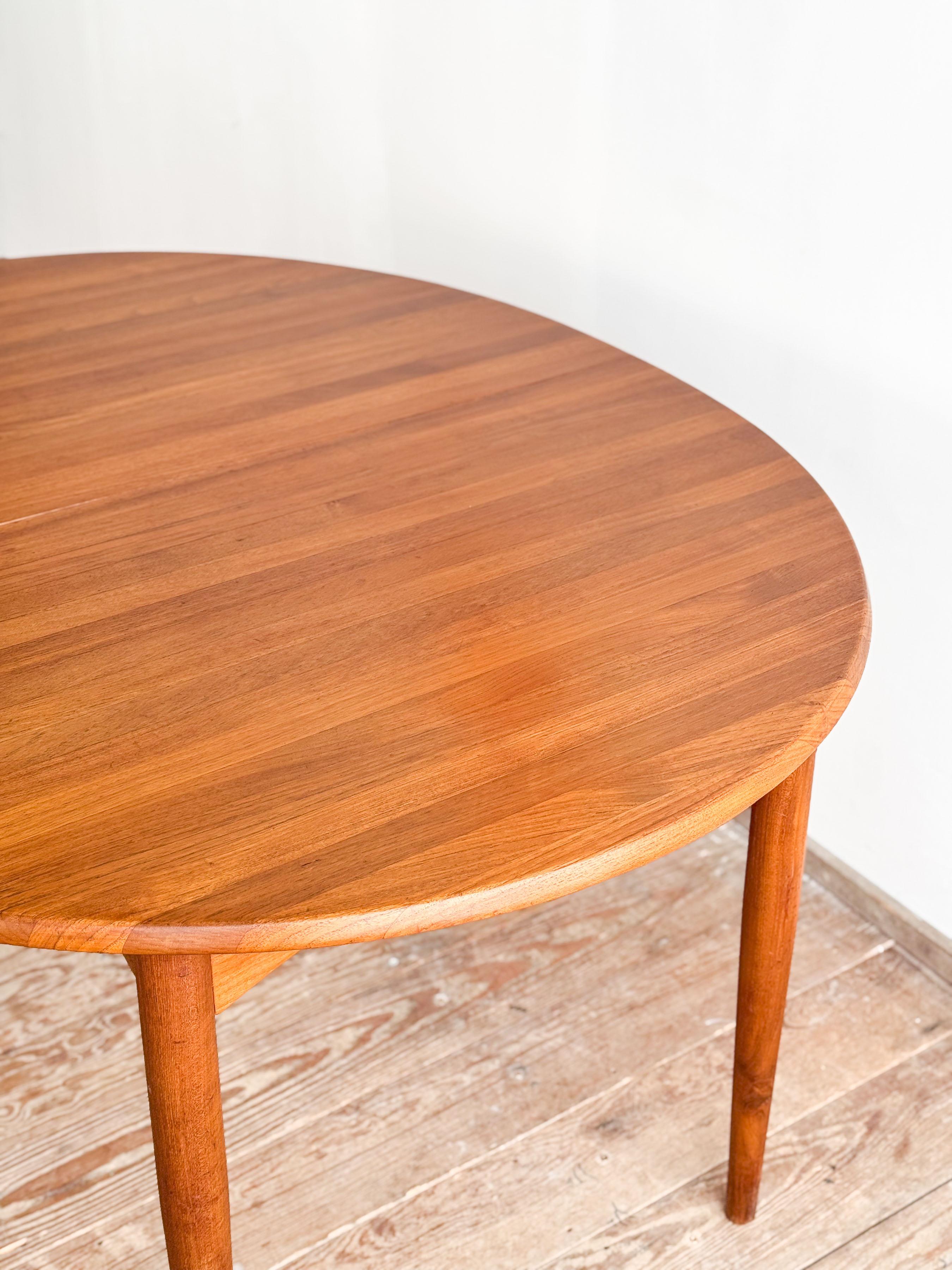 Danish Mid-Century Oval Dining Table in Teak, Extendable, Denmark, 1960s 6