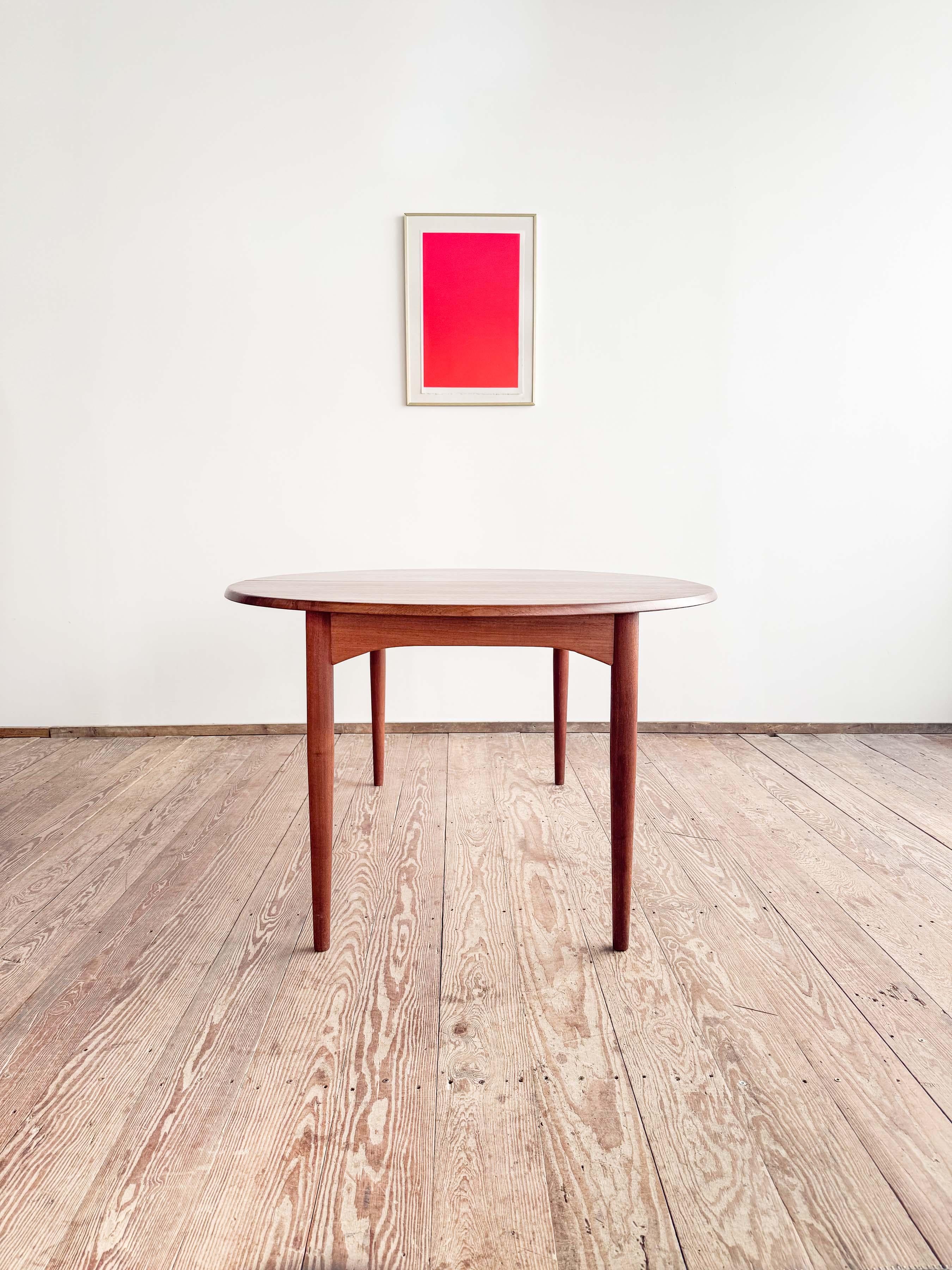 Mid-Century Modern Danish Mid-Century Oval Dining Table in Teak, Extendable, Denmark, 1960s