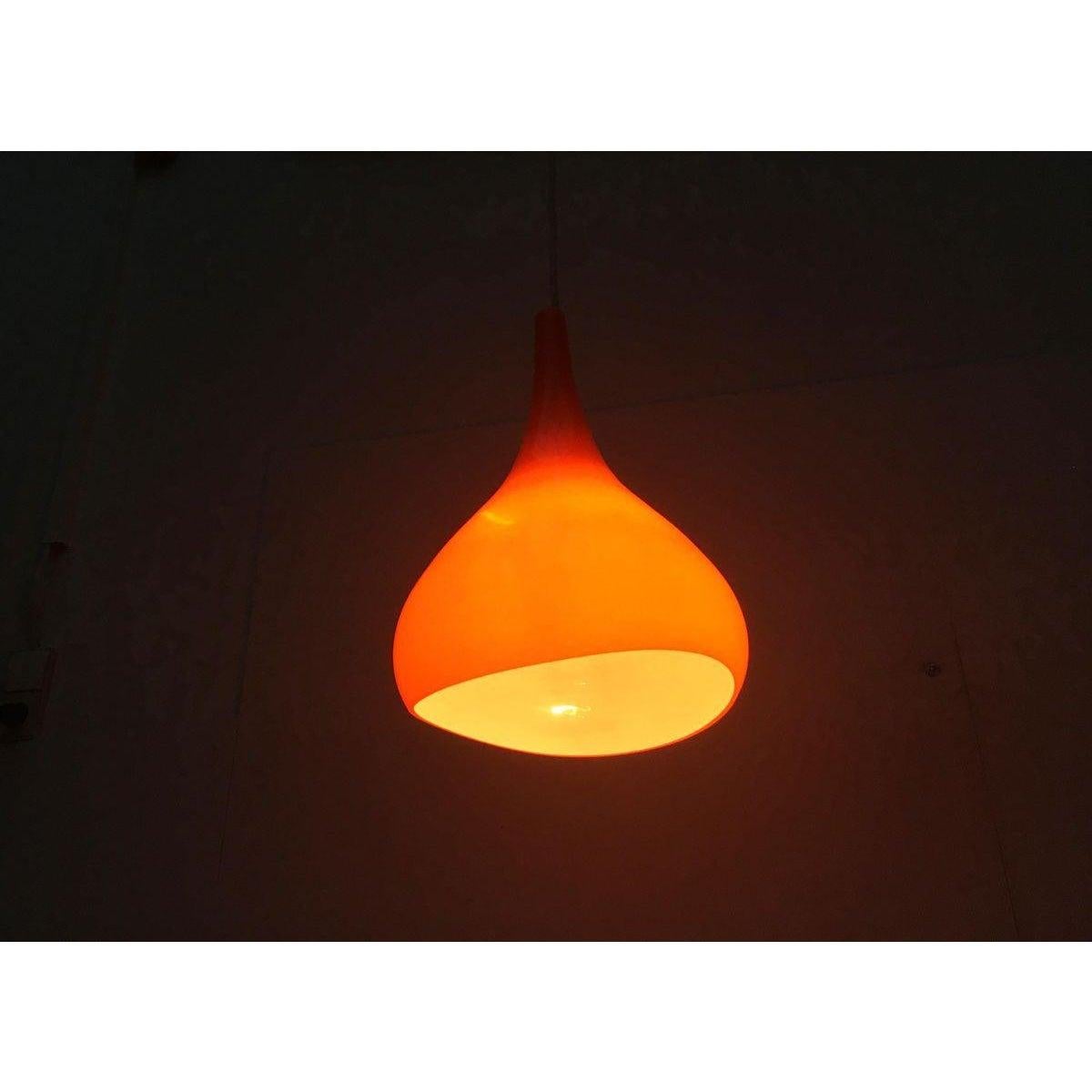 Lampada a sospensione danese di metà secolo P1061 Krokus di Sigvard Bernadotte e Acton Bjørn per Nordisk Solar

Lampada a sospensione in vetro Crocus del produttore danese Nordisk Solar.

Il corpo della lampada, a forma di goccia, è completamente
