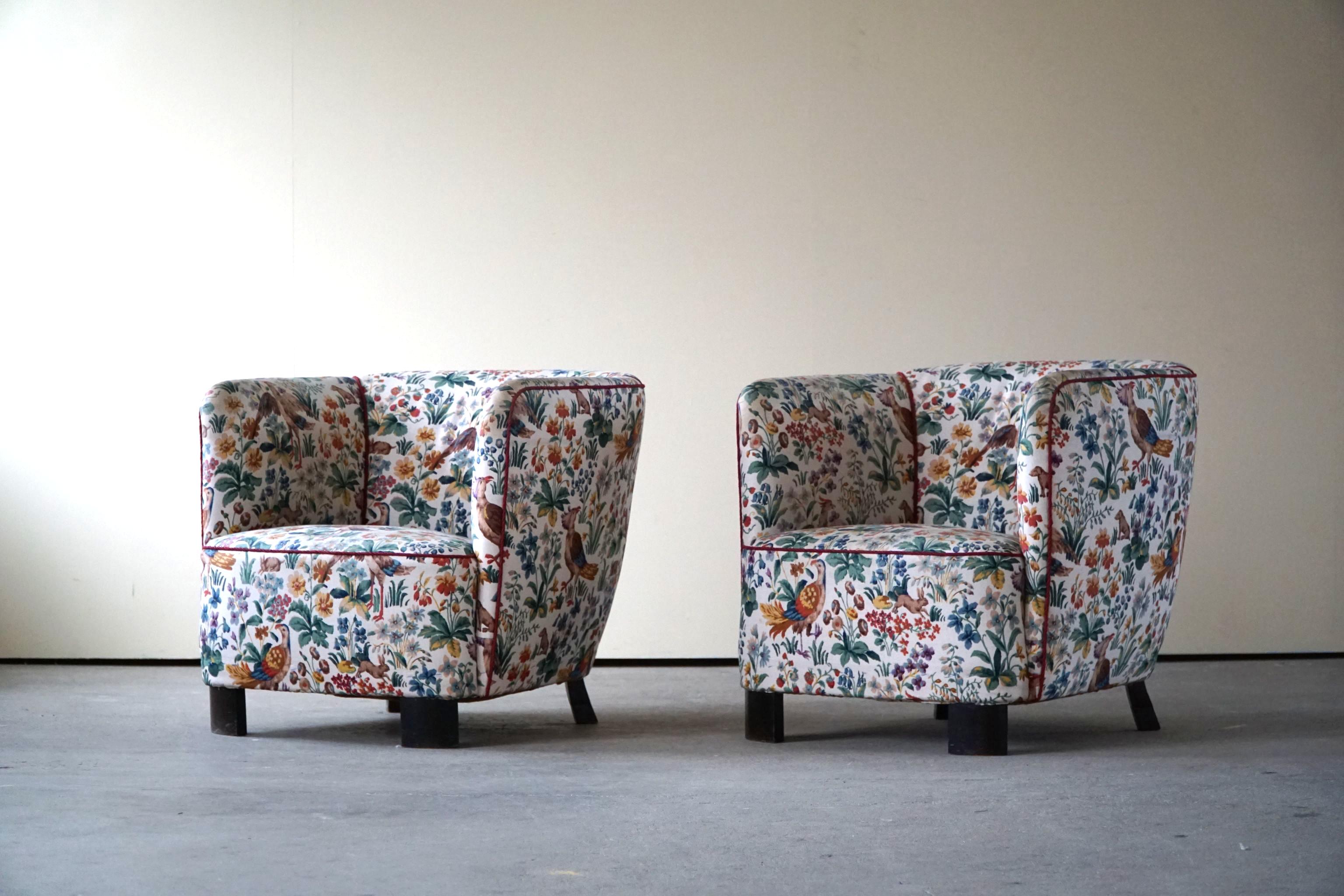 Une rare paire de fauteuils confortables avec de belles courbes. Tissu original avec des motifs d'oiseaux décoratifs, fabriqué par un ébéniste danois qualifié dans les années 1940. Ces magnifiques chaises sont fabriquées dans le style du designer et