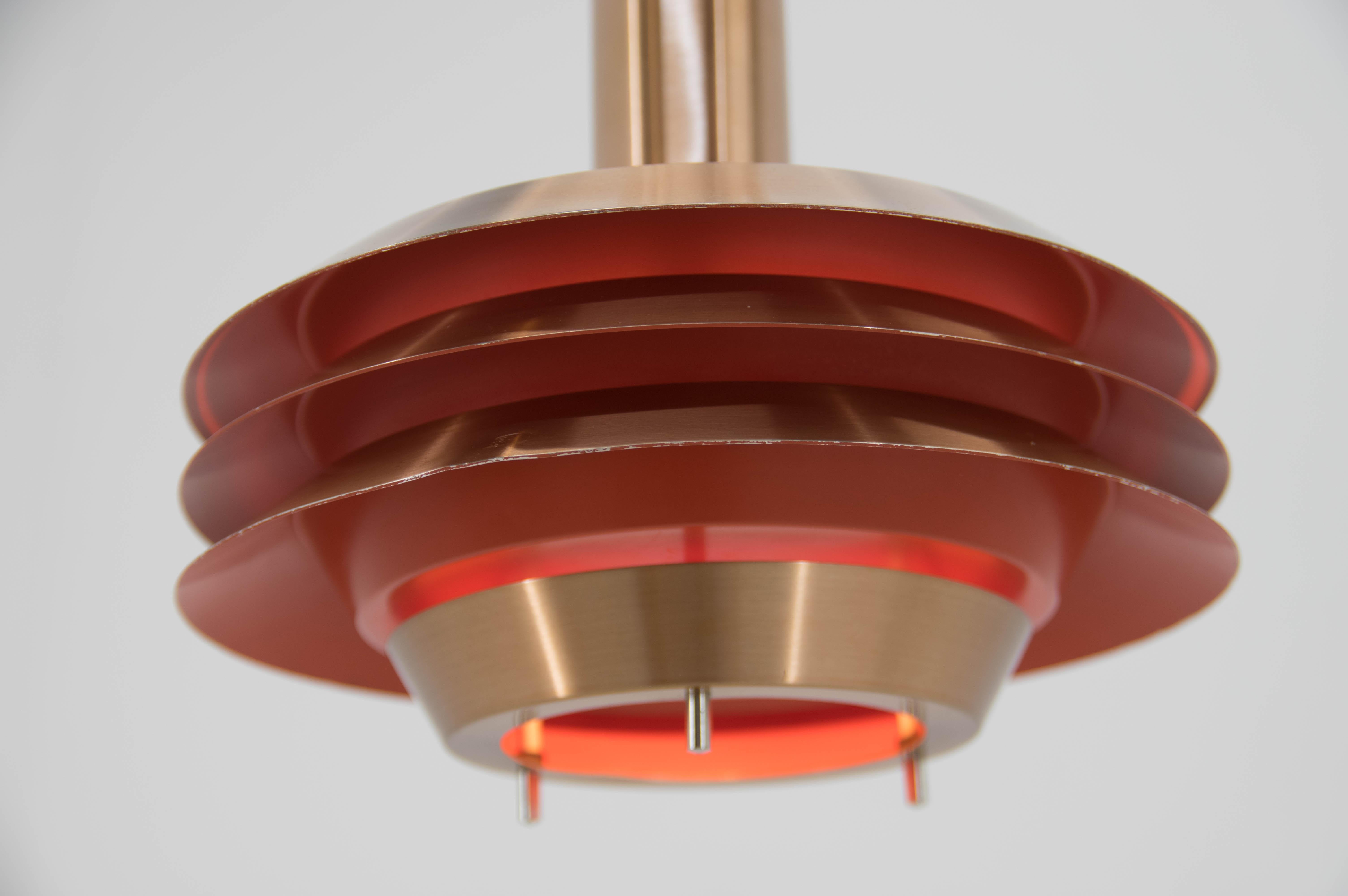 Scandinavian pendant in red and brass color.
1x75W E25-E27 bulb
US wiring compatible
max height 160cm.