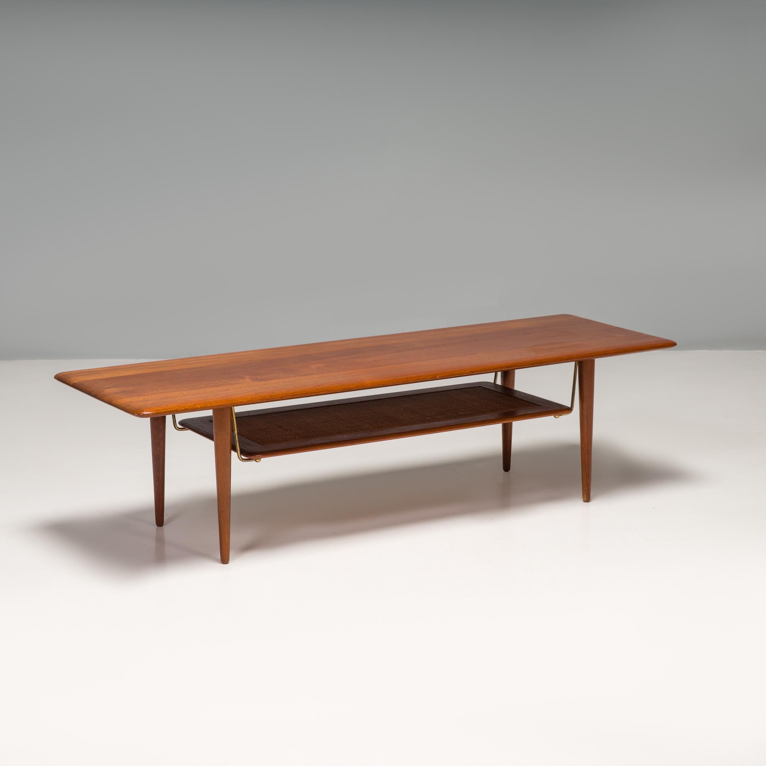 Designed by Peter Hvidt & Orla Mølgaard Nielsen, the FD-516 coffee table was manufactured by France & Søn in Denmark.

Constructed from Teak, the coffee table has a large rectangular table top with curved corners, sitting on tapered cone