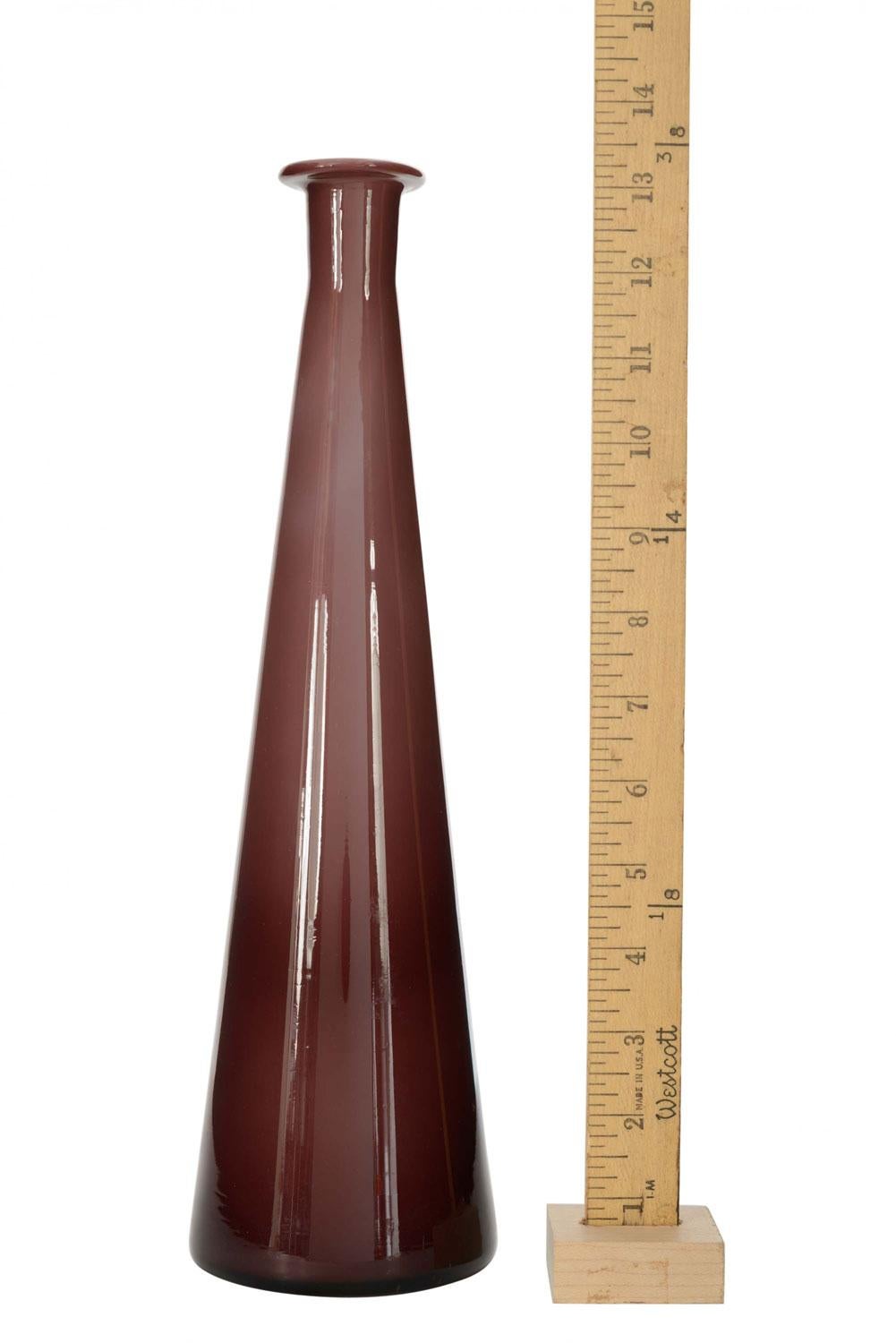 Vaso a bocciolo alto e affusolato in vetro color prugna della metà del secolo scorso con bordo svasato