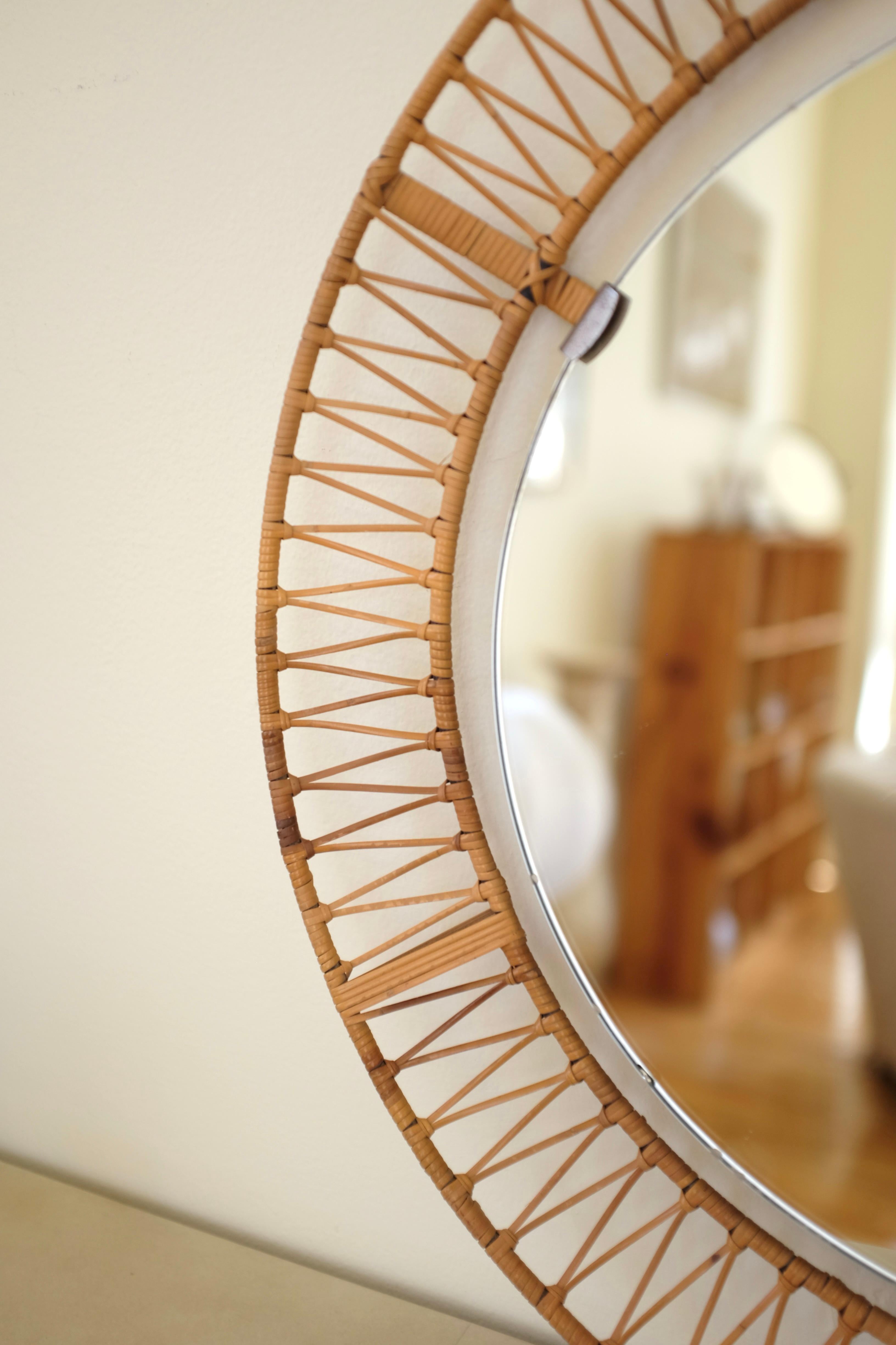 Scandinavo moderno Specchio danese di metà secolo in rattan in vendita
